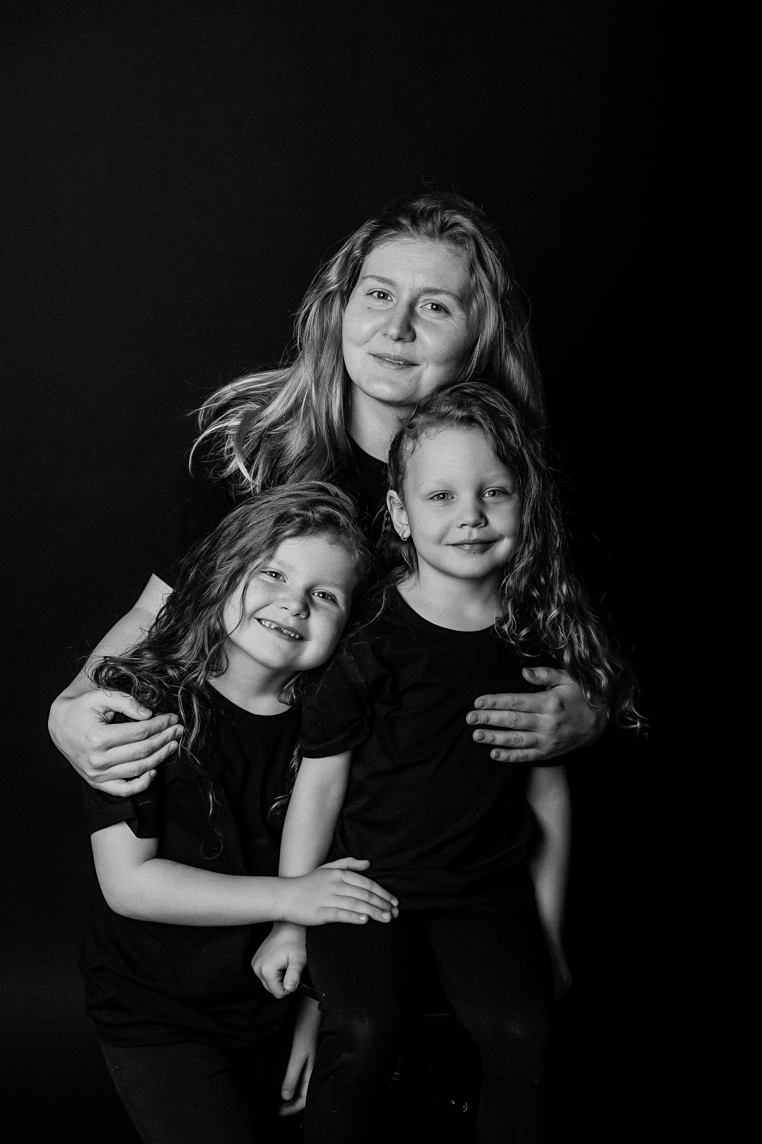 Черный фон фотопроект. Семейный фотограф Тюмень, фотограф на роды Салмина Мария