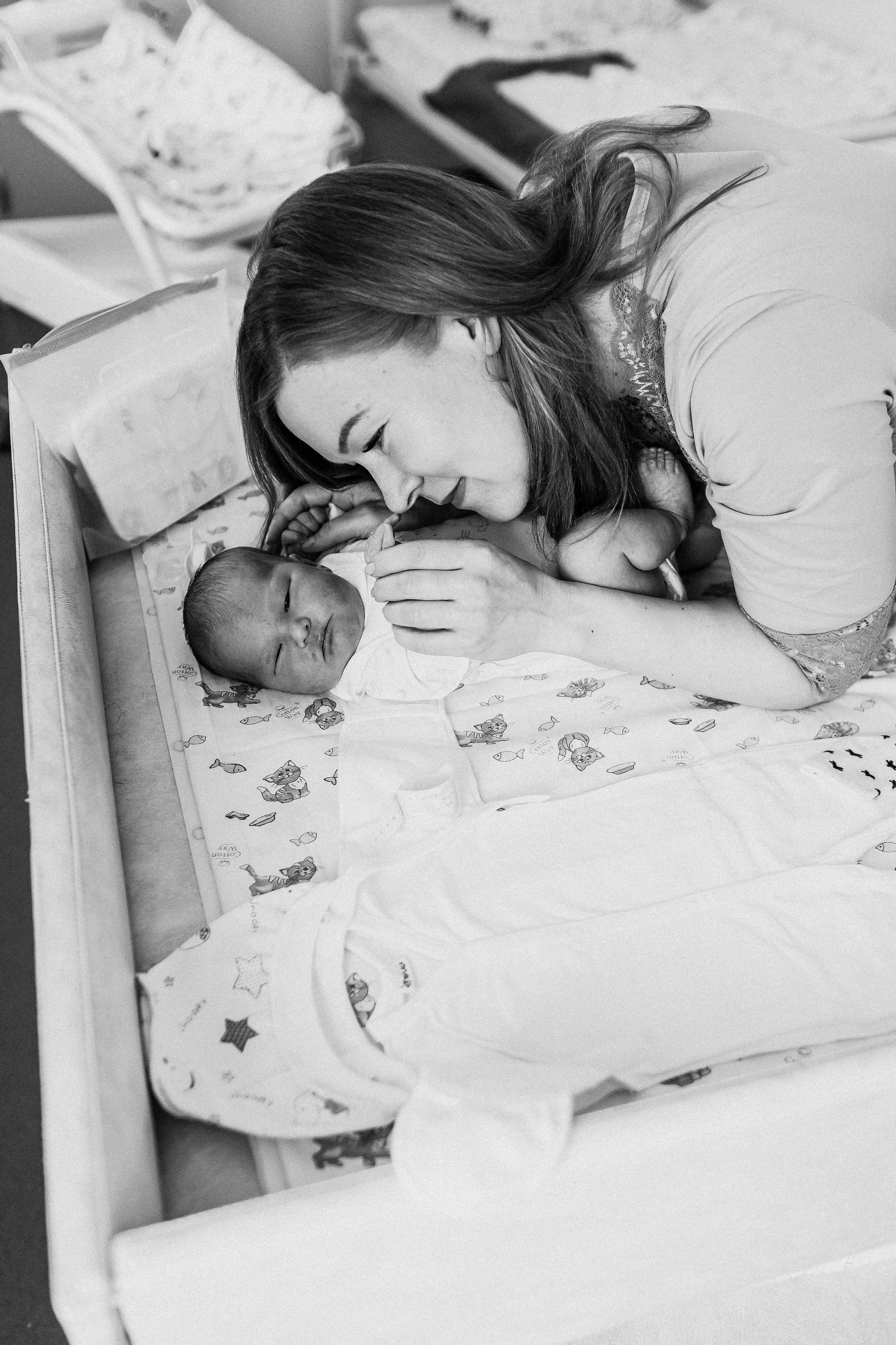 Выписка с палатой. Семейный фотограф Тюмень, фотограф на роды Салмина Мария