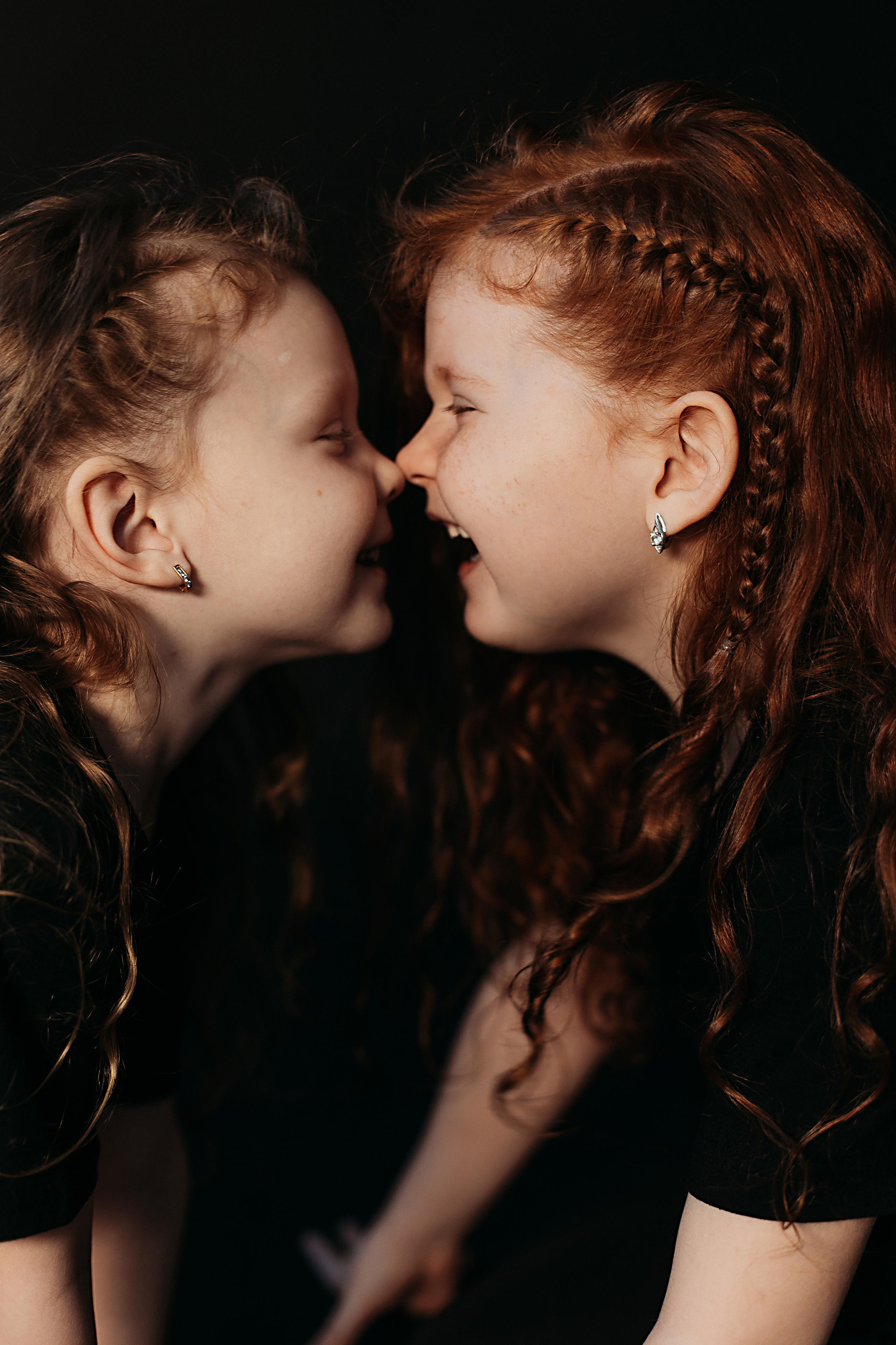 Черный фон фотопроект. Семейный фотограф Тюмень, фотограф на роды Салмина Мария