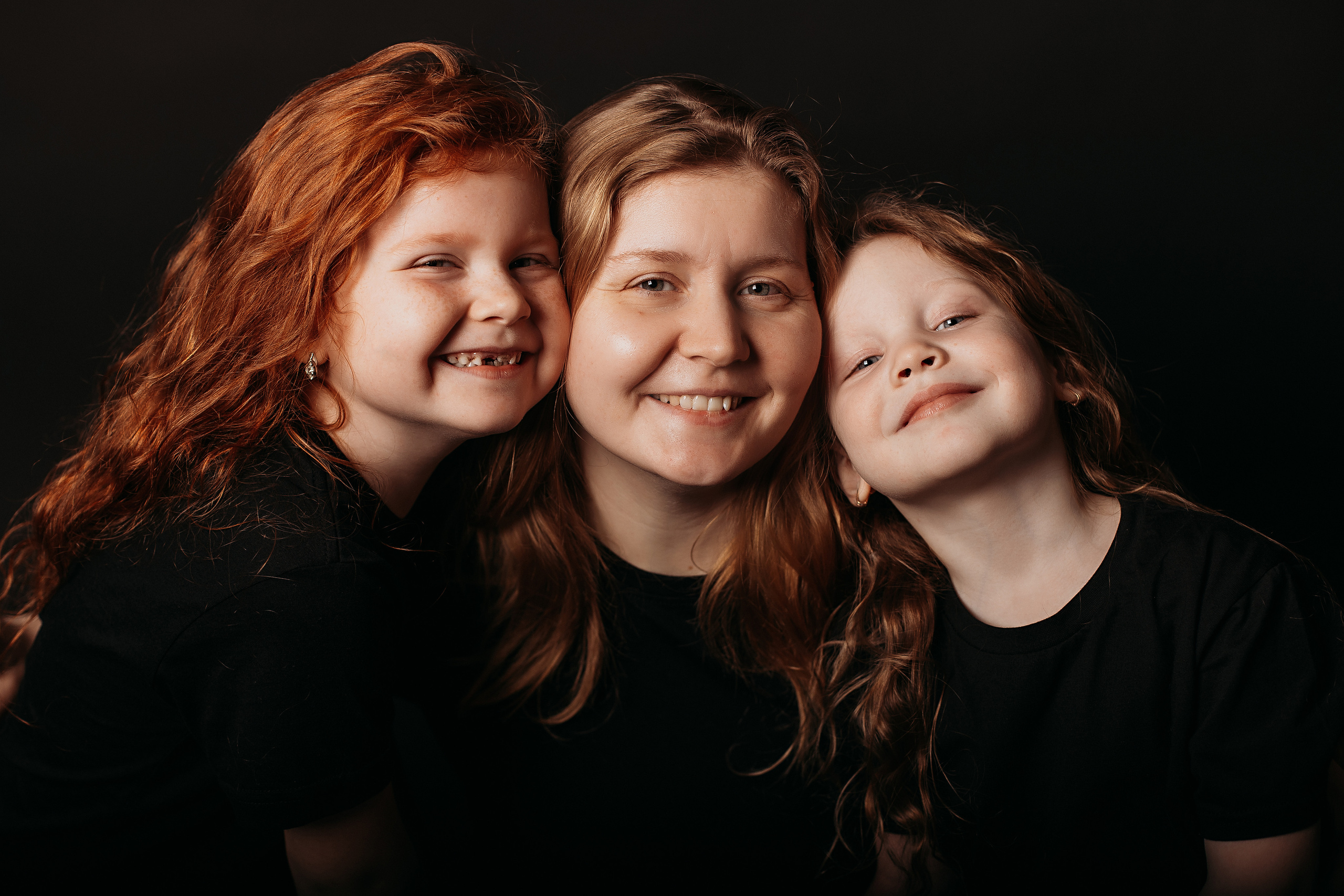 Черный фон фотопроект. Семейный фотограф Тюмень, фотограф на роды Салмина Мария