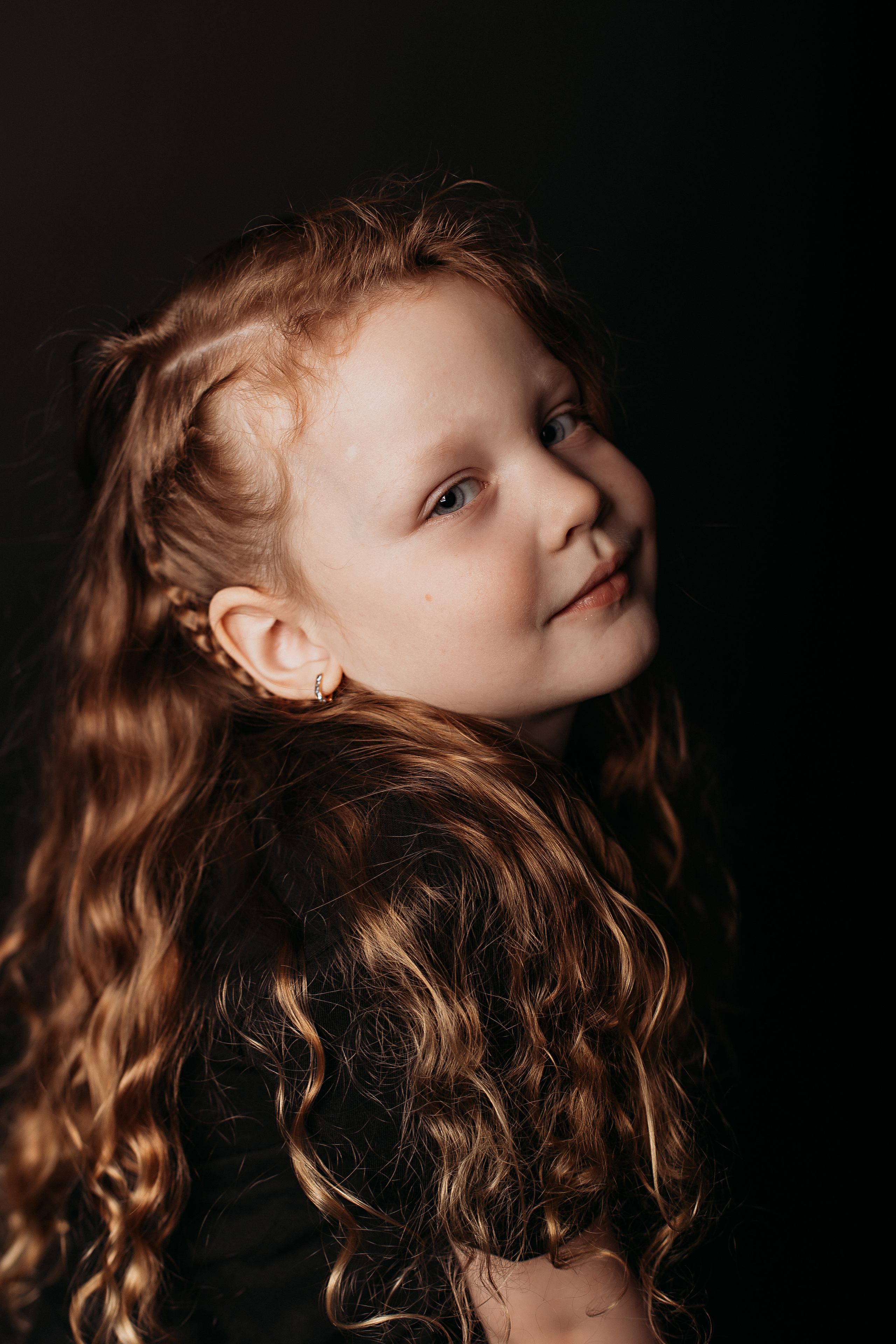 Черный фон фотопроект. Семейный фотограф Тюмень, фотограф на роды Салмина Мария