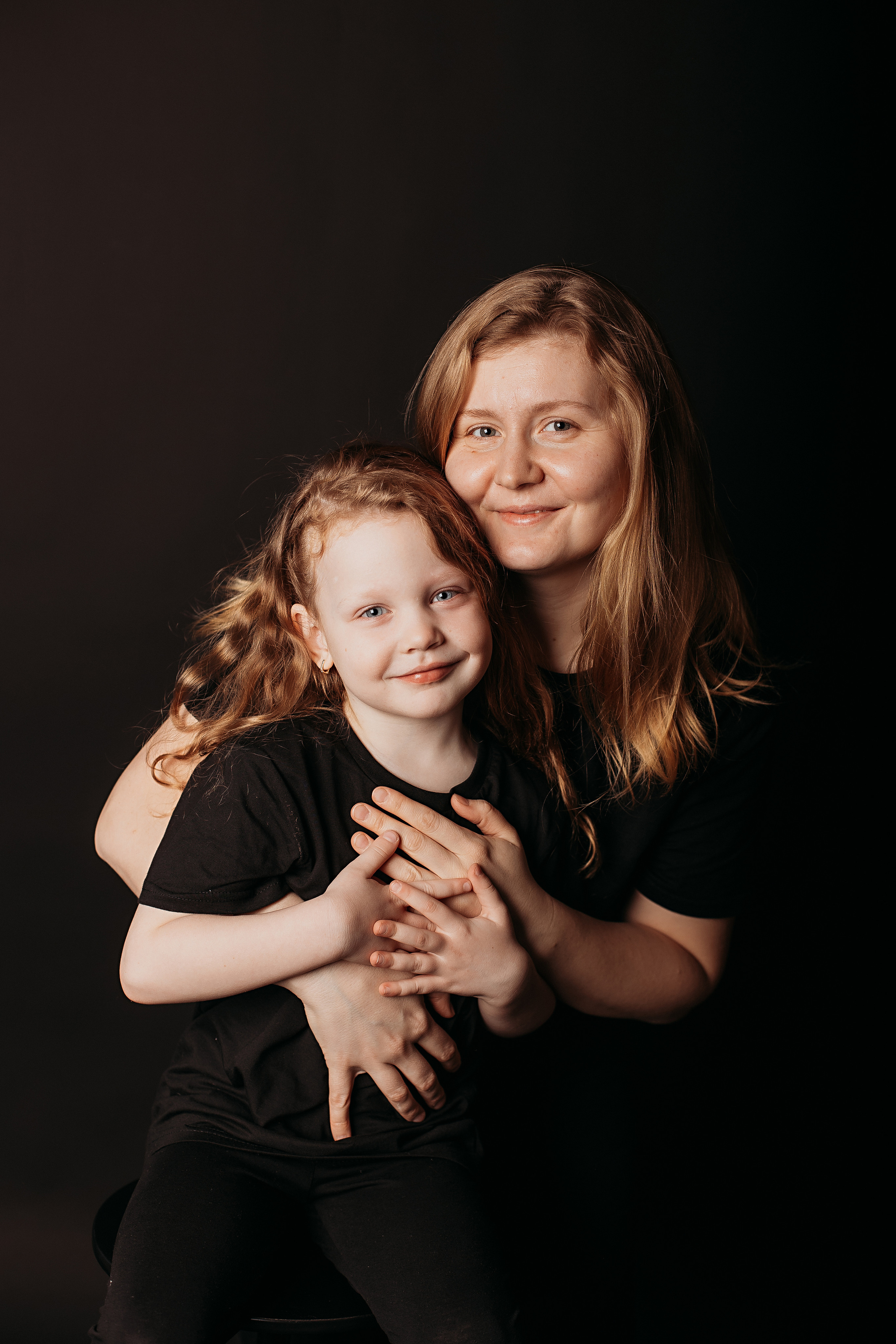 Черный фон фотопроект. Семейный фотограф Тюмень, фотограф на роды Салмина Мария