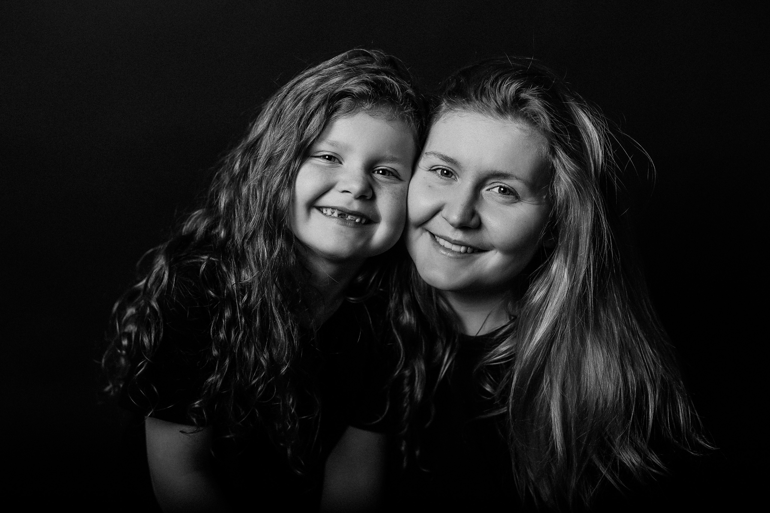 Черный фон фотопроект. Семейный фотограф Тюмень, фотограф на роды Салмина Мария