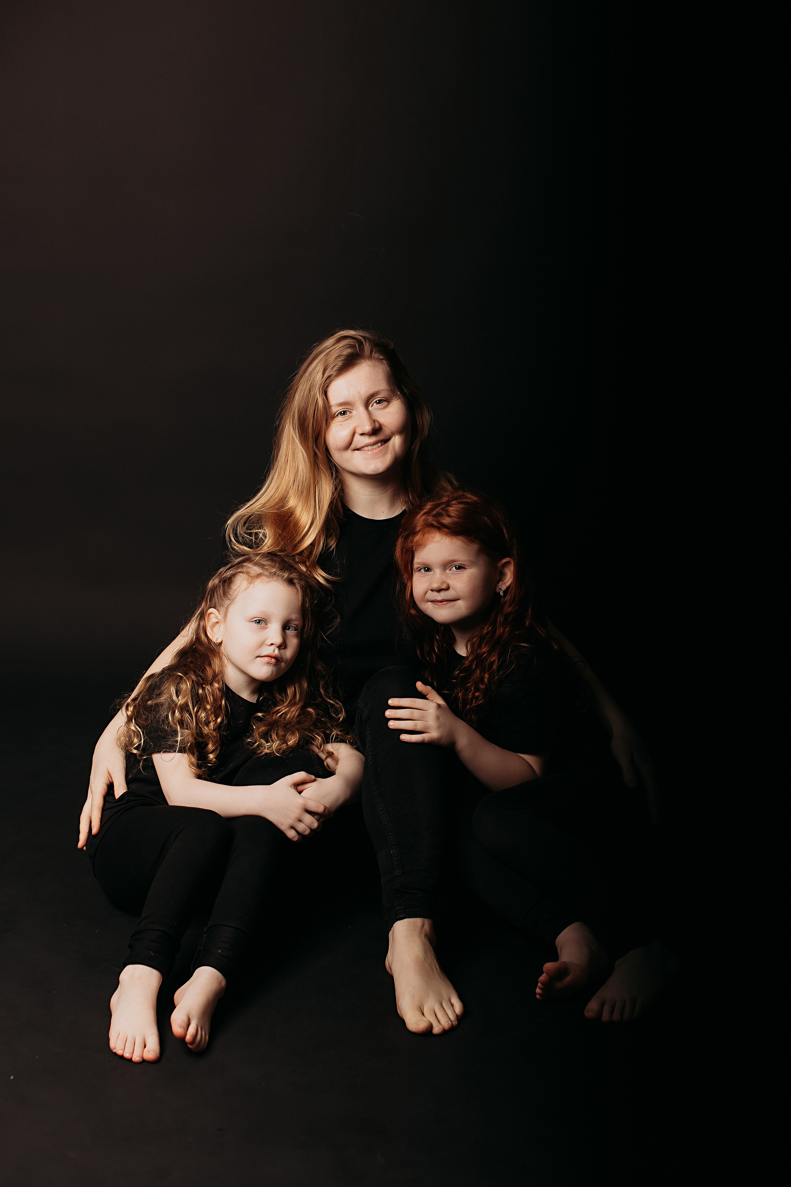 Черный фон фотопроект. Семейный фотограф Тюмень, фотограф на роды Салмина Мария