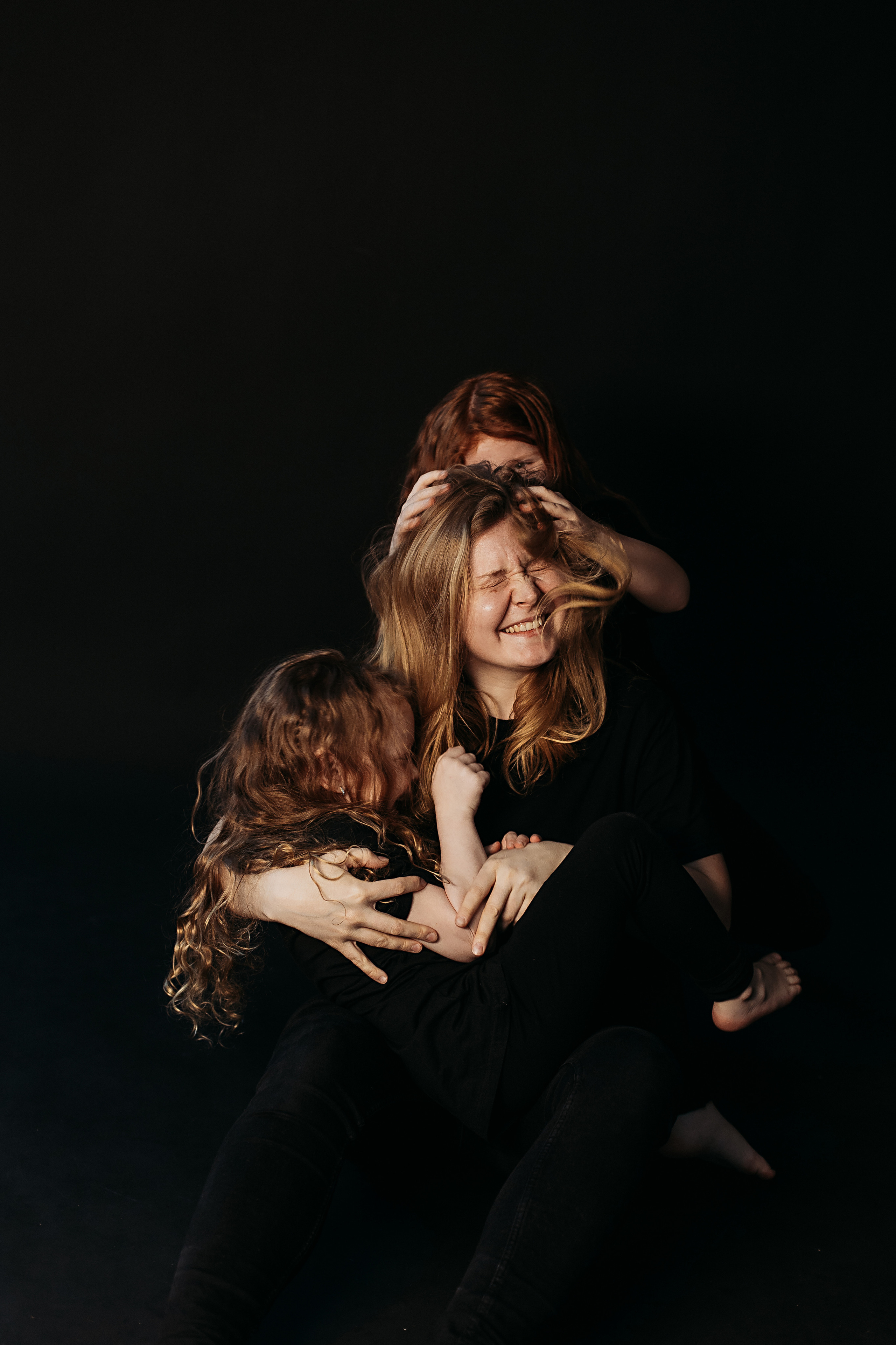 Черный фон фотопроект. Семейный фотограф Тюмень, фотограф на роды Салмина Мария