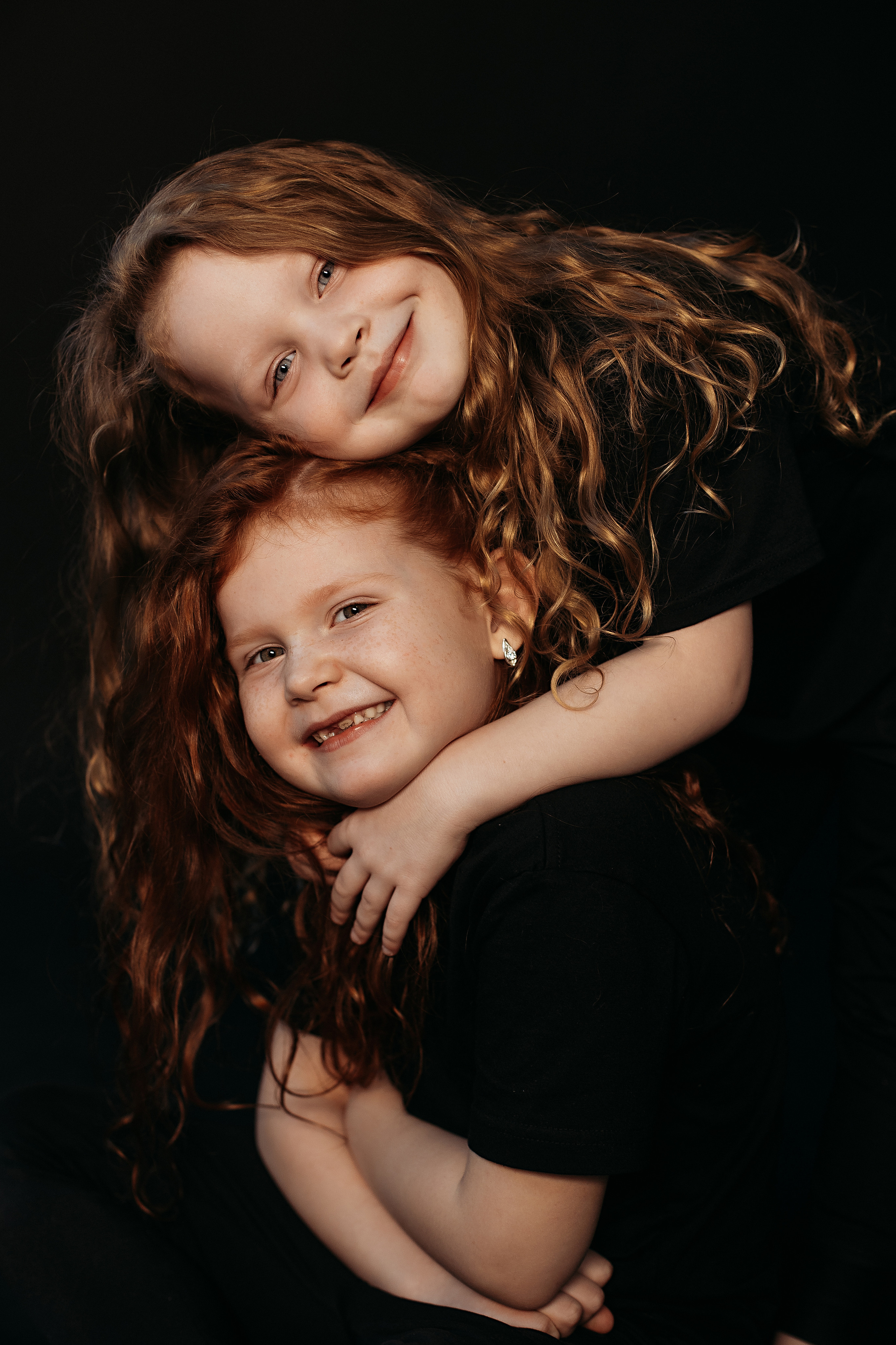 Черный фон фотопроект. Семейный фотограф Тюмень, фотограф на роды Салмина Мария