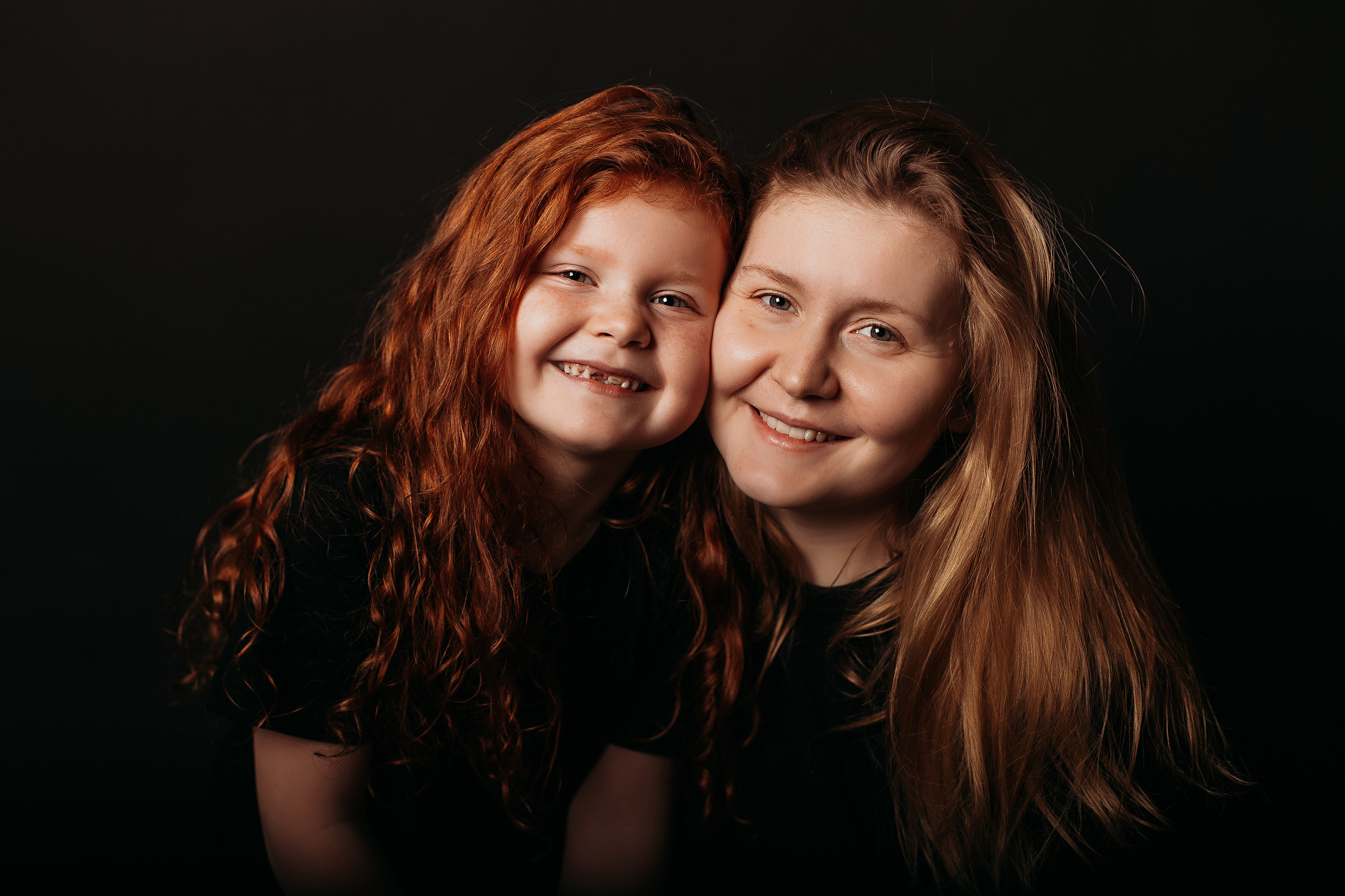 Черный фон фотопроект. Семейный фотограф Тюмень, фотограф на роды Салмина Мария