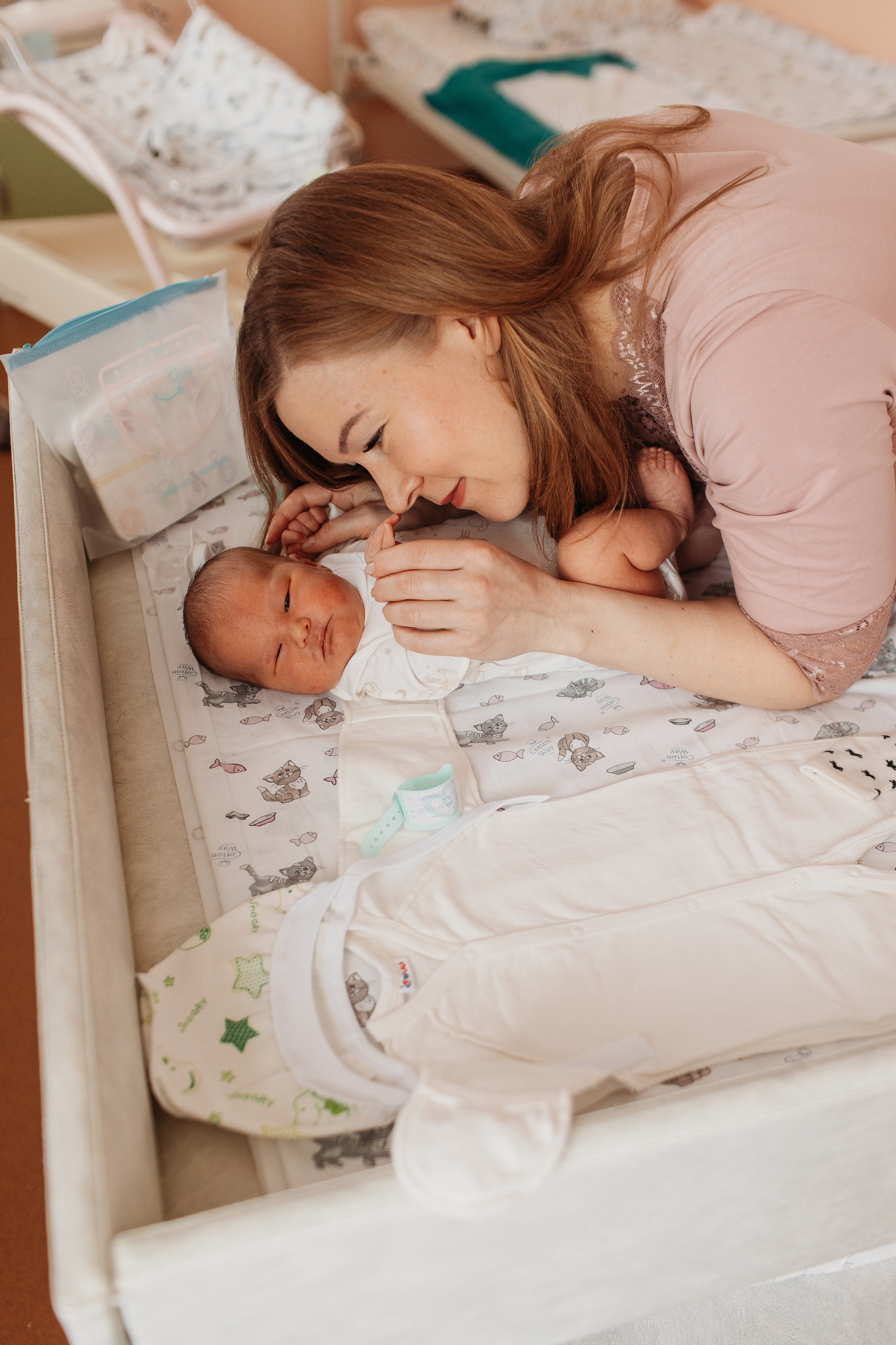 Выписка с палатой. Семейный фотограф Тюмень, фотограф на роды Салмина Мария