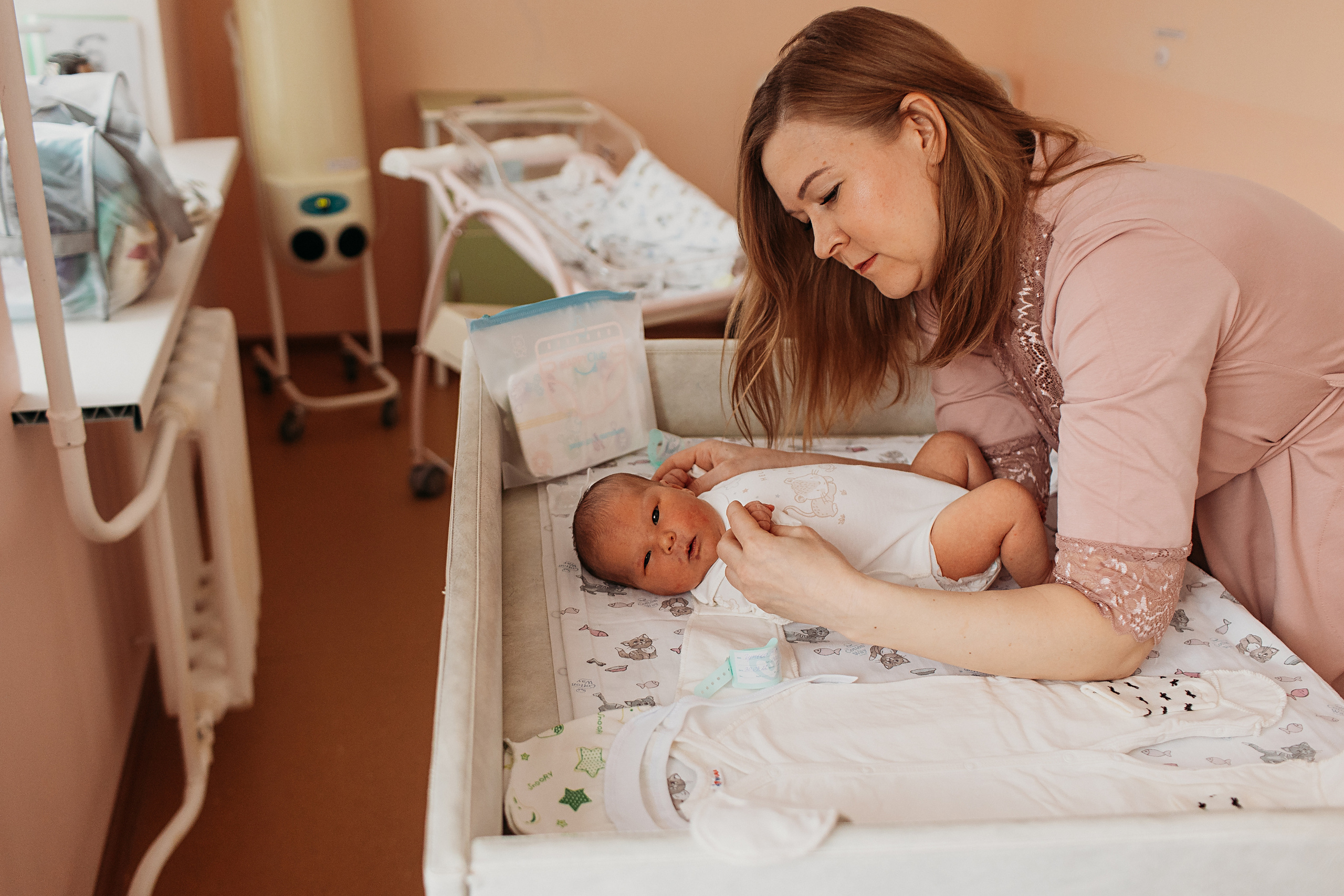 Выписка с палатой. Семейный фотограф Тюмень, фотограф на роды Салмина Мария