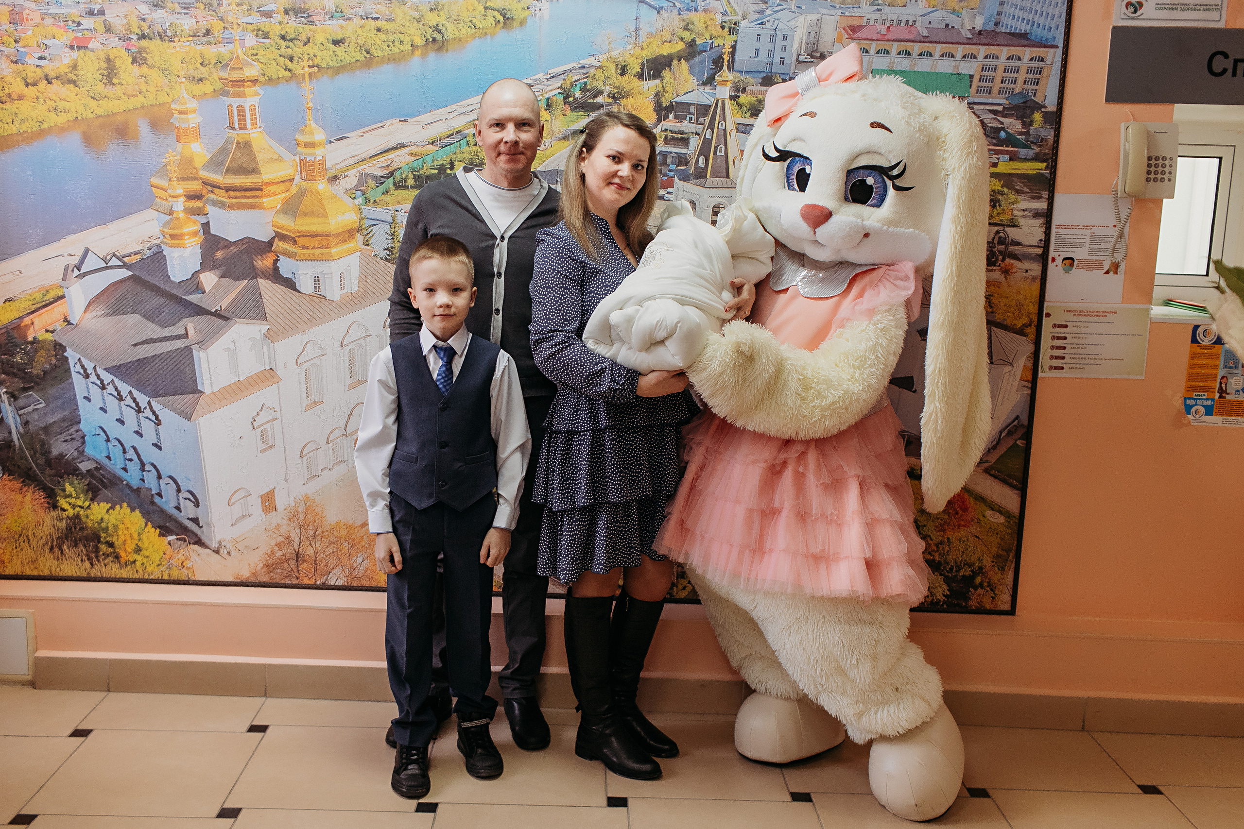 Выписка с палатой. Семейный фотограф Тюмень, фотограф на роды Салмина Мария