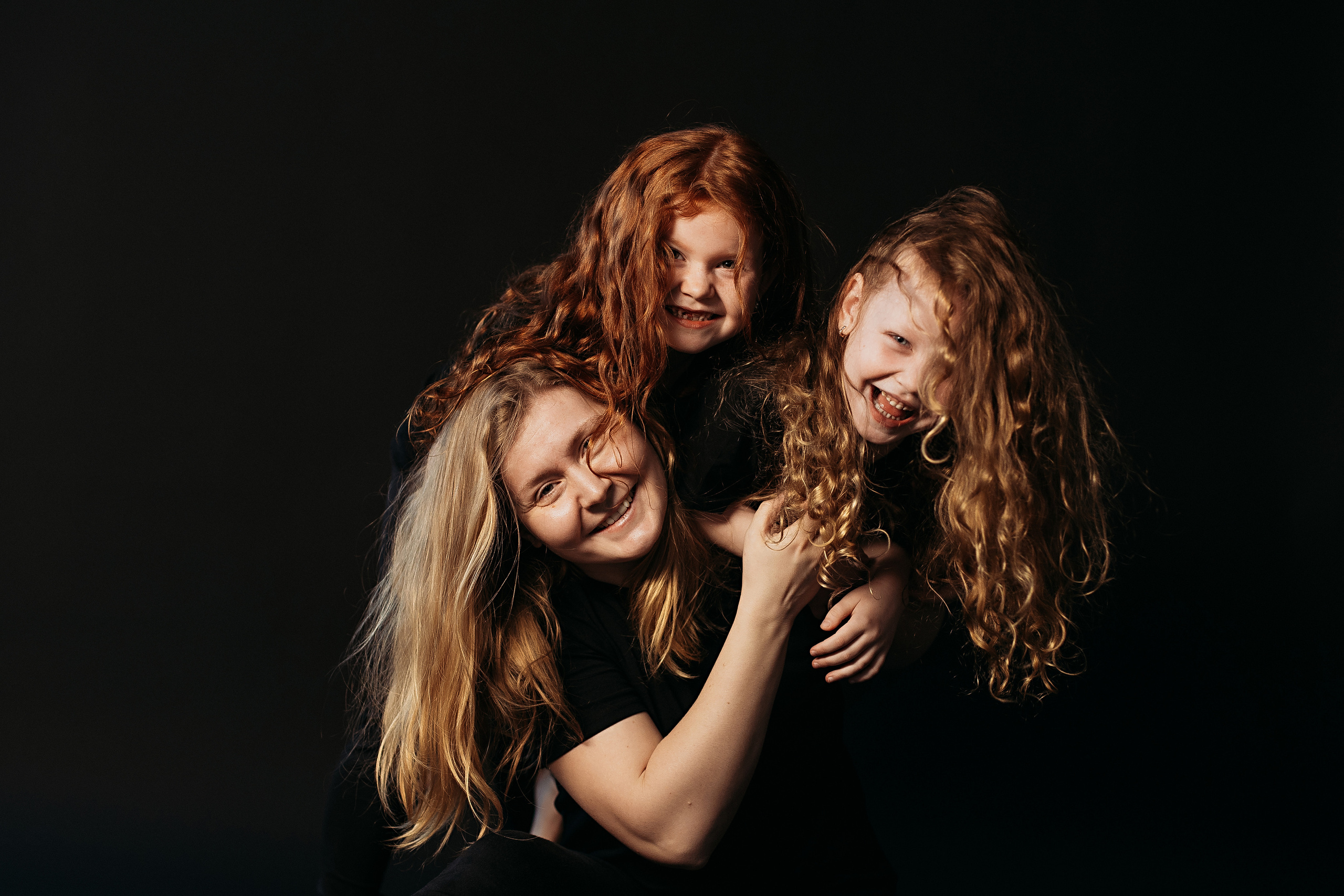 Черный фон фотопроект. Семейный фотограф Тюмень, фотограф на роды Салмина Мария