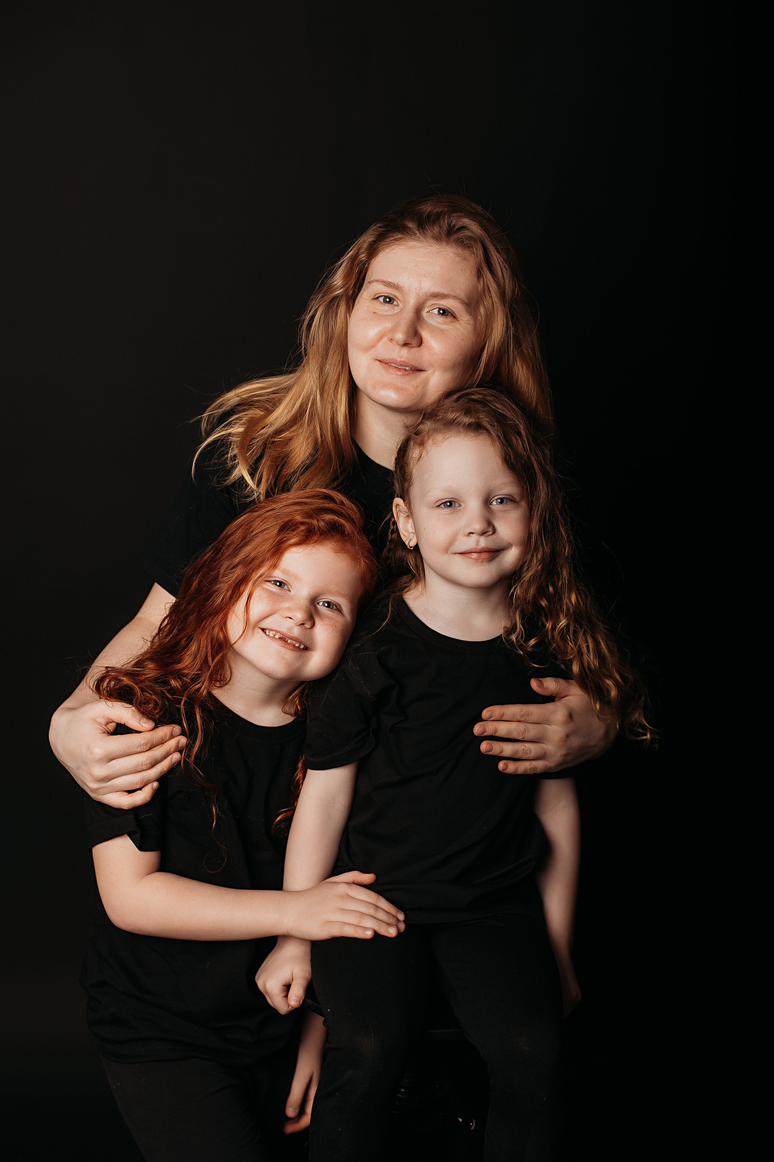 Черный фон фотопроект. Семейный фотограф Тюмень, фотограф на роды Салмина Мария