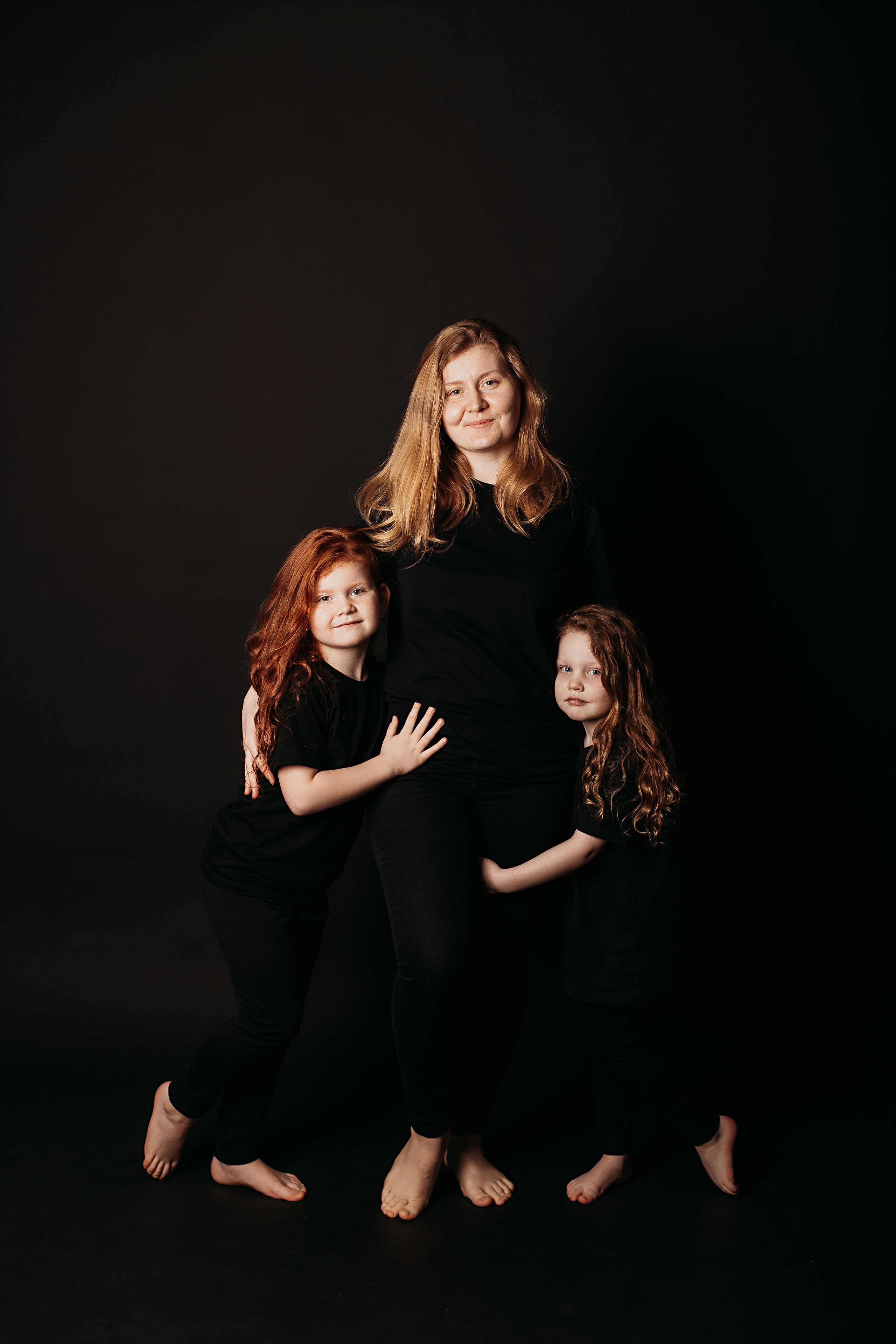 Черный фон фотопроект. Семейный фотограф Тюмень, фотограф на роды Салмина Мария