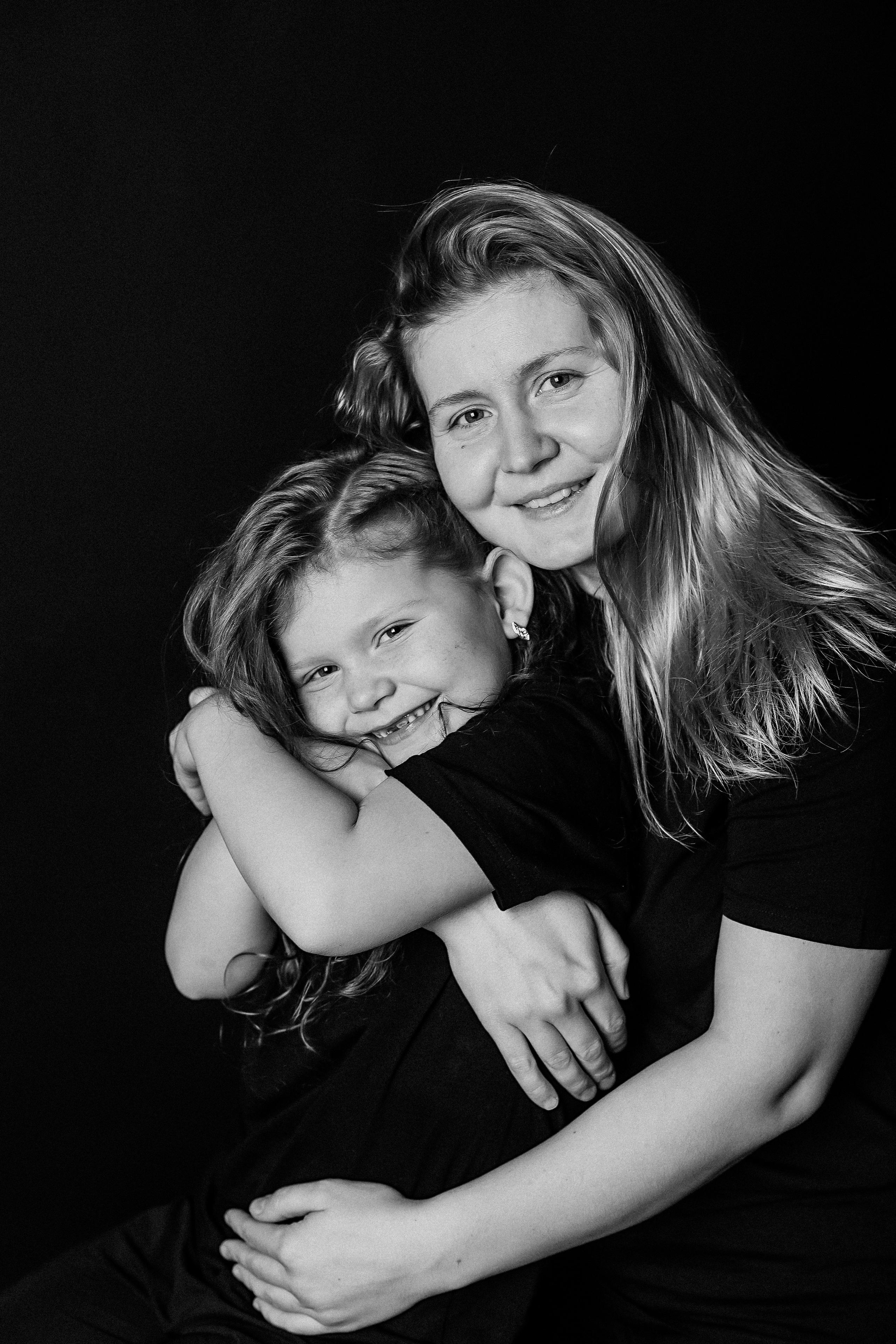 Черный фон фотопроект. Семейный фотограф Тюмень, фотограф на роды Салмина Мария