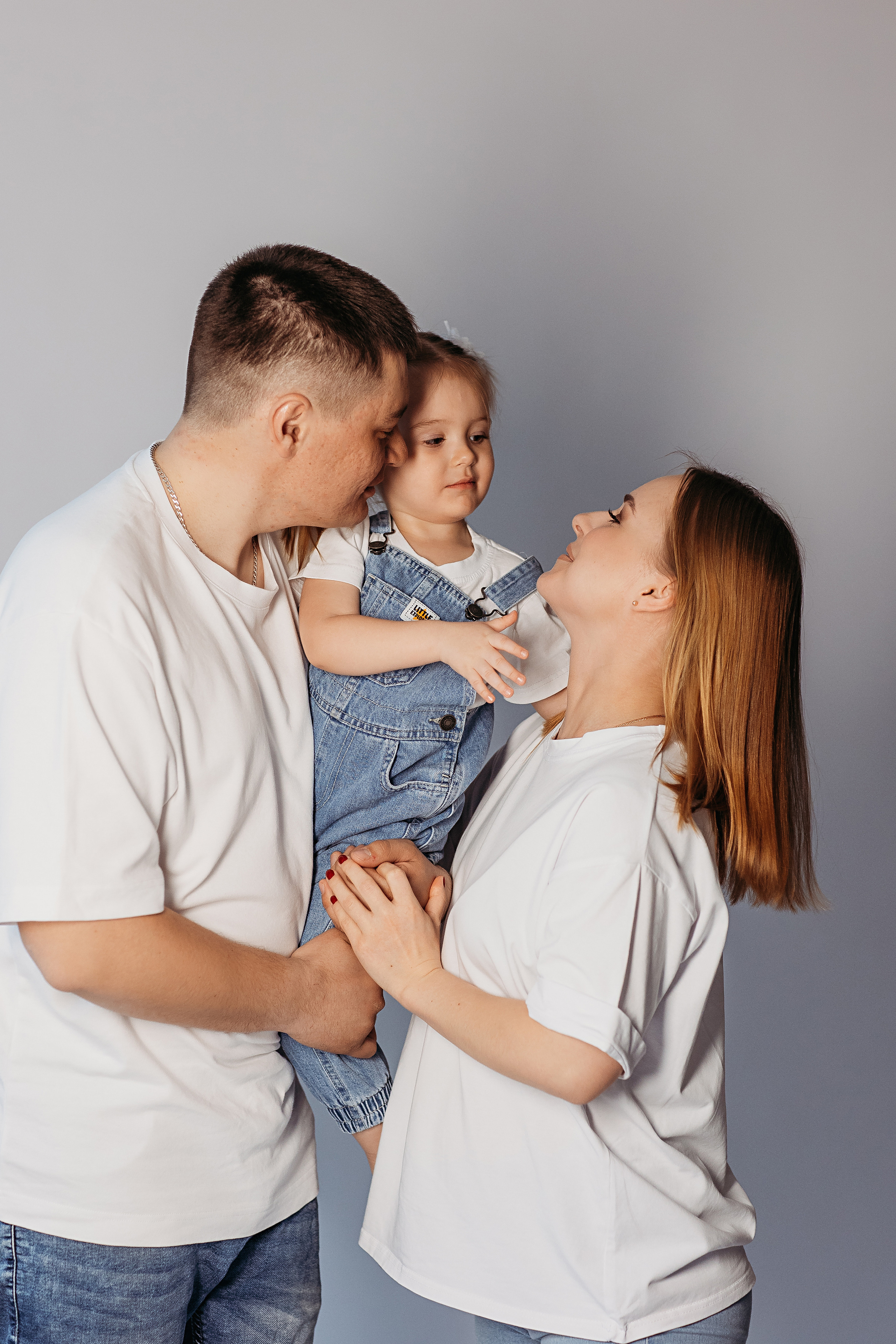 На фотофонах. Семейный фотограф Тюмень, фотограф на роды Салмина Мария