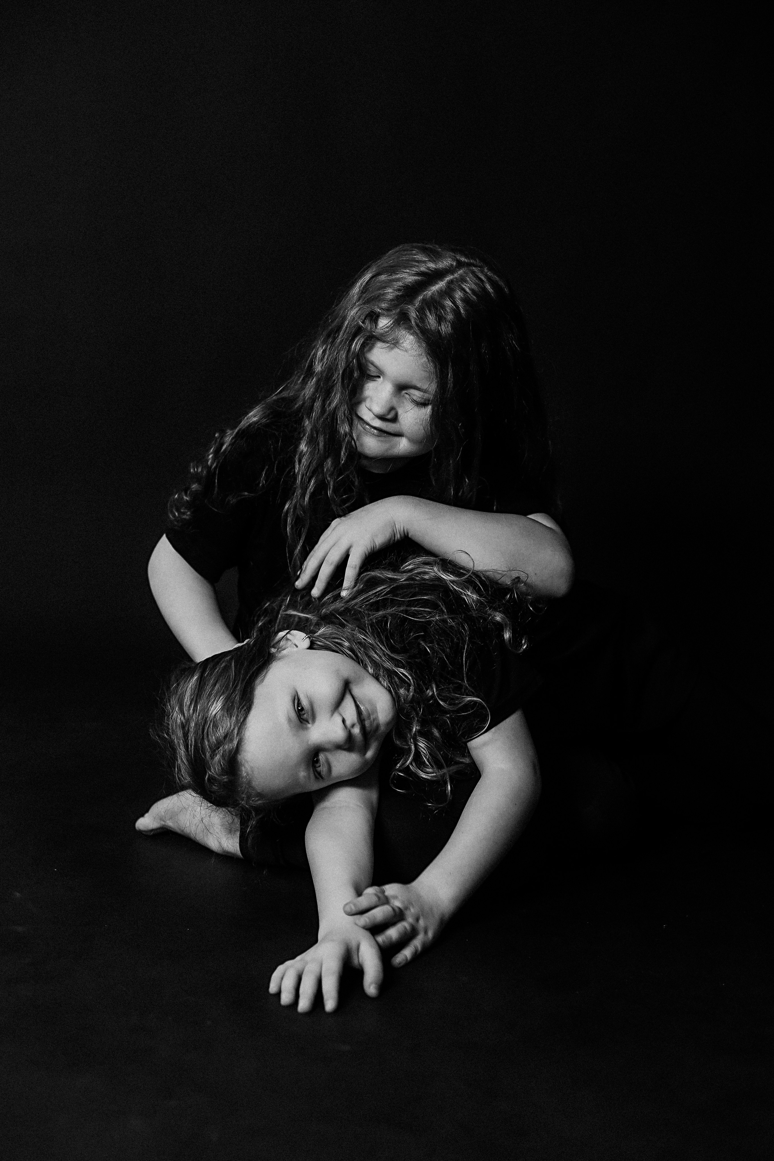 Черный фон фотопроект. Семейный фотограф Тюмень, фотограф на роды Салмина Мария