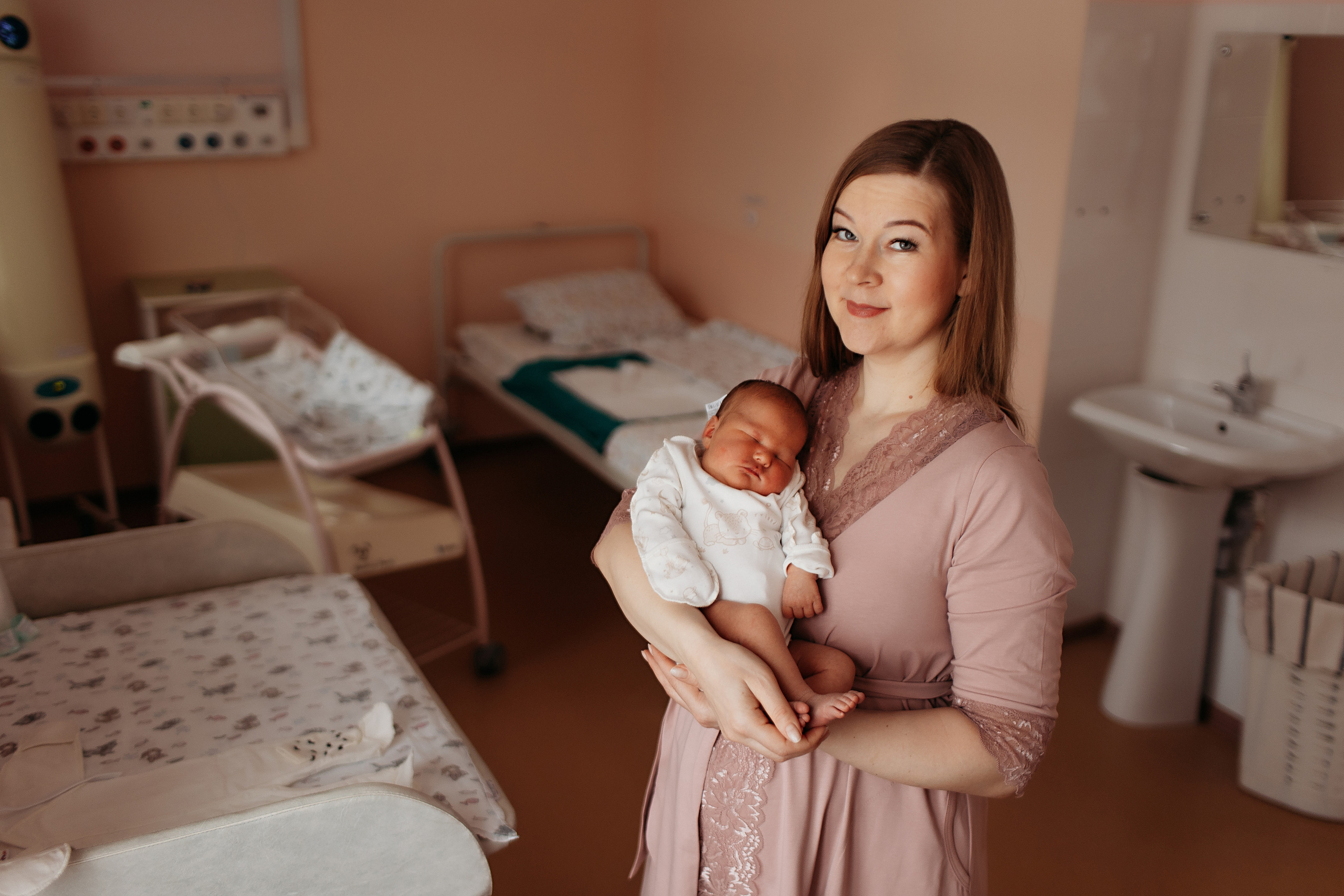 Выписка с палатой. Семейный фотограф Тюмень, фотограф на роды Салмина Мария