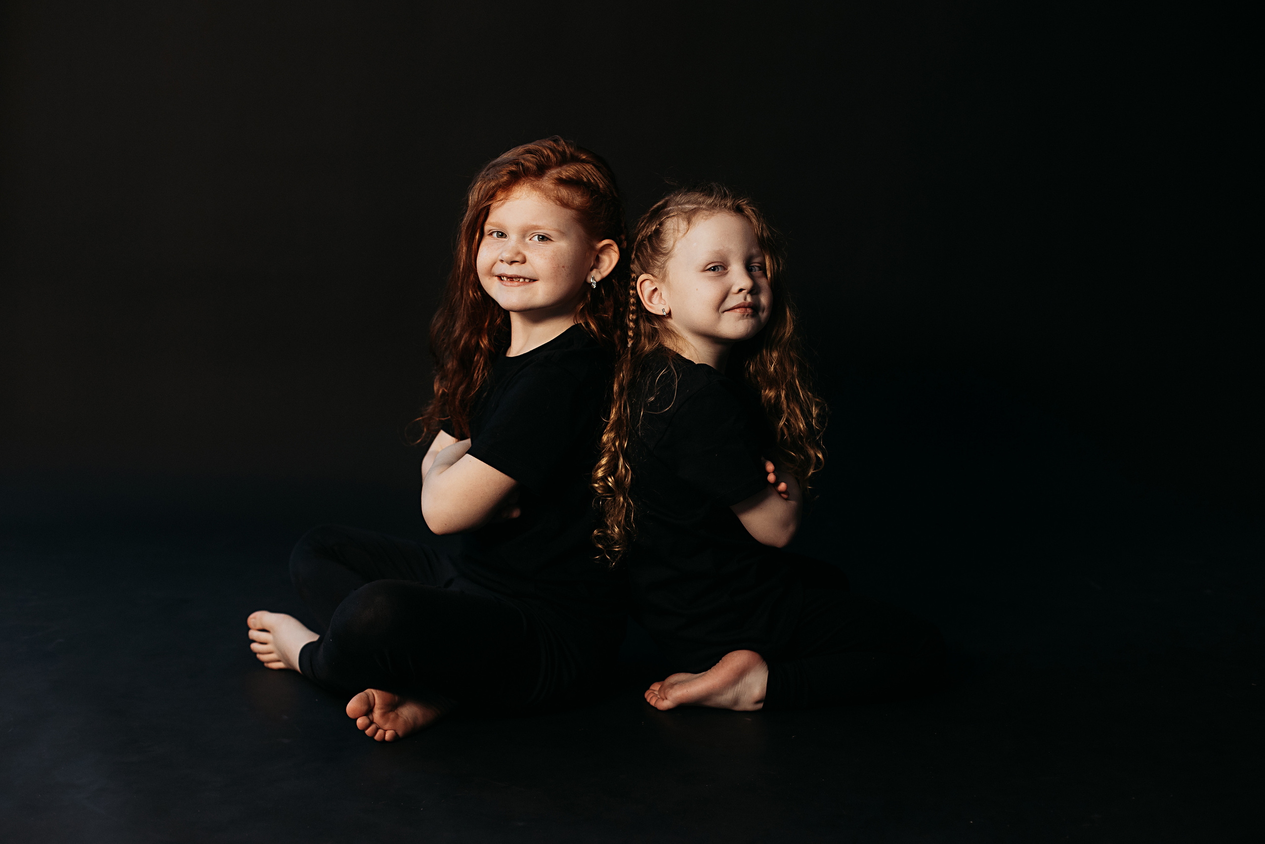 Черный фон фотопроект. Семейный фотограф Тюмень, фотограф на роды Салмина Мария