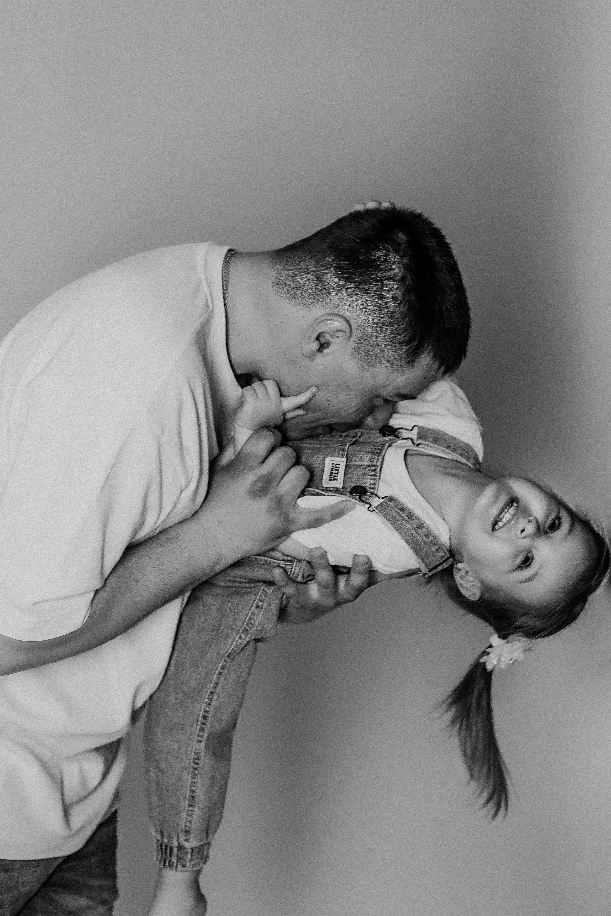 На фотофонах. Семейный фотограф Тюмень, фотограф на роды Салмина Мария