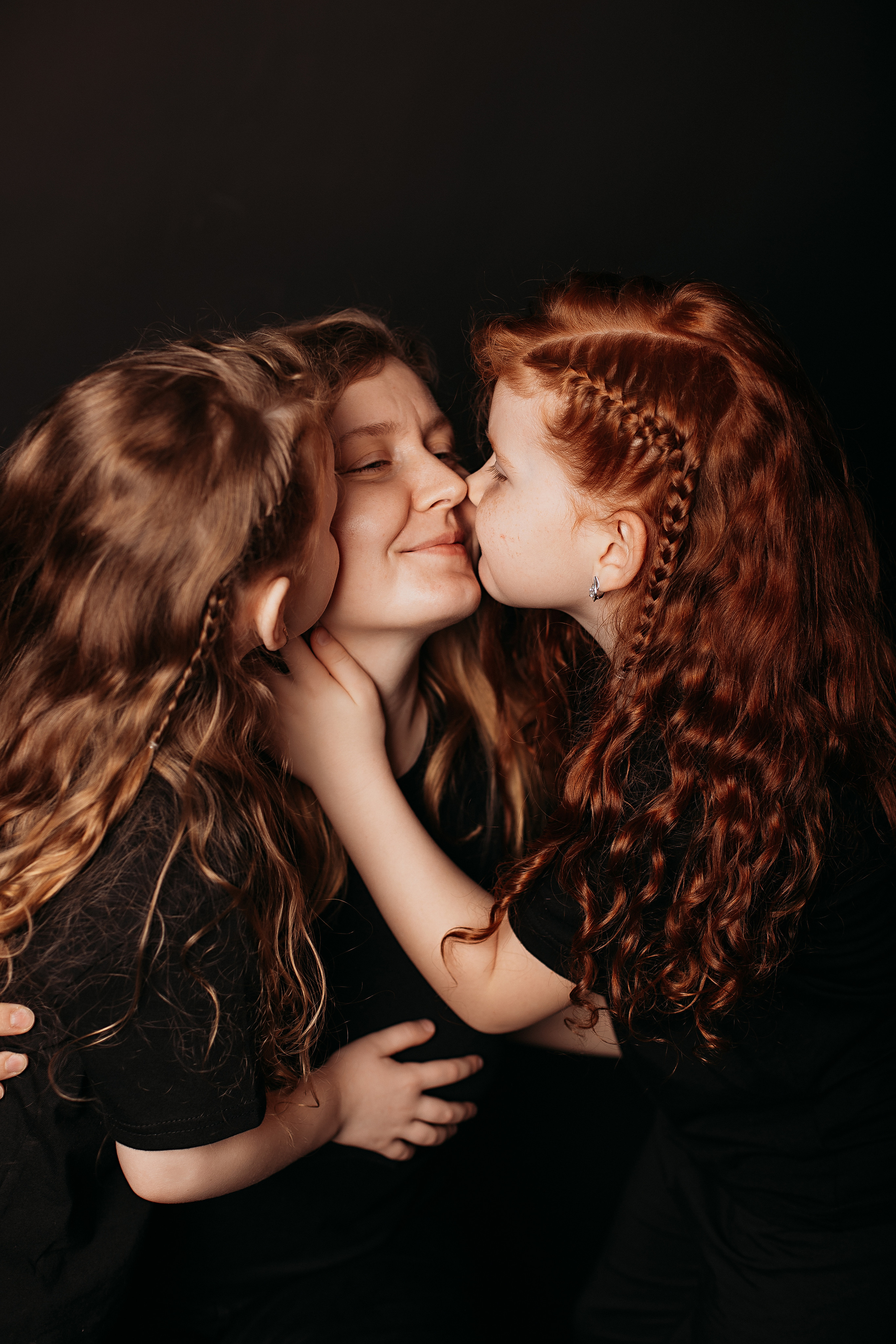 Черный фон фотопроект. Семейный фотограф Тюмень, фотограф на роды Салмина Мария