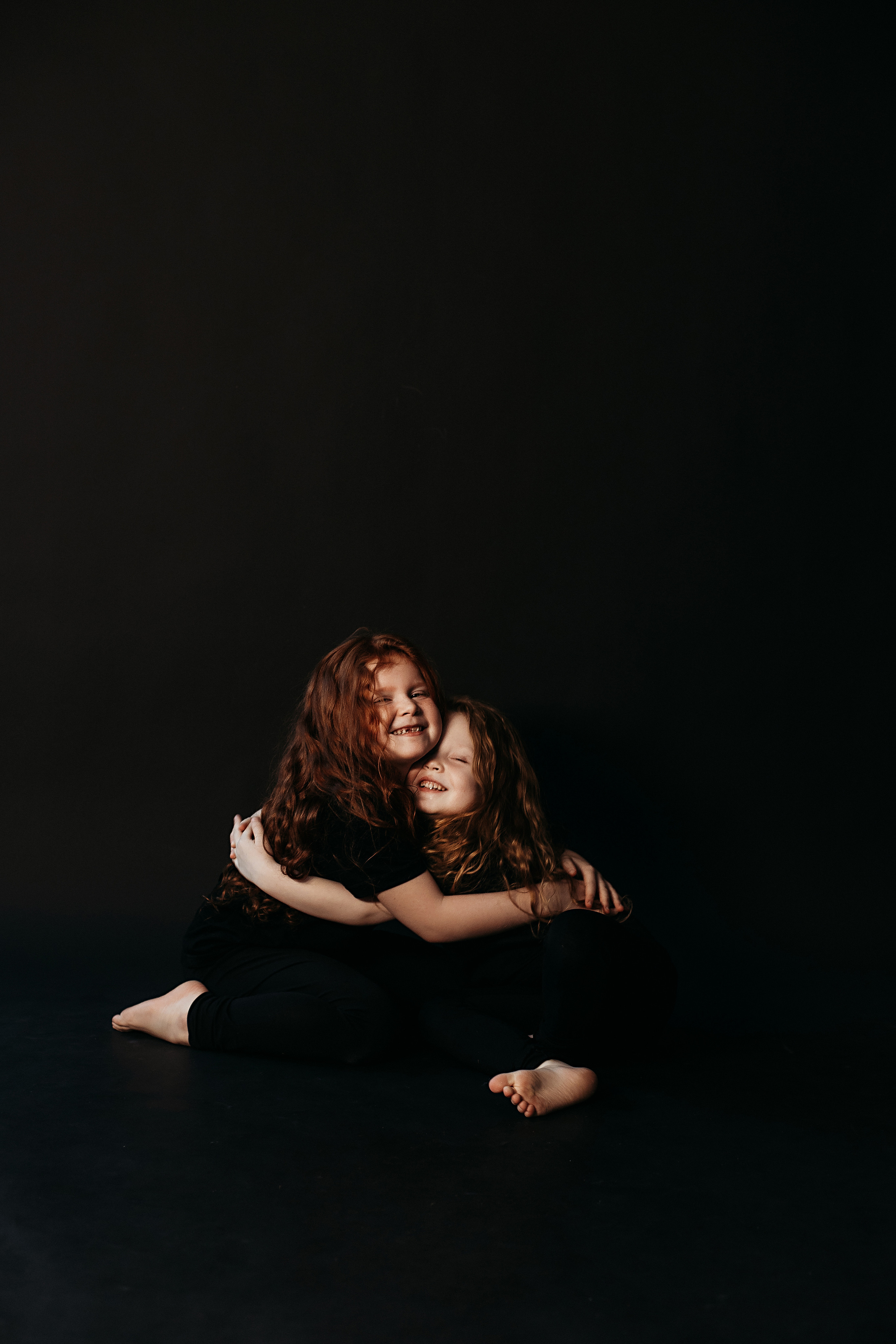 Черный фон фотопроект. Семейный фотограф Тюмень, фотограф на роды Салмина Мария