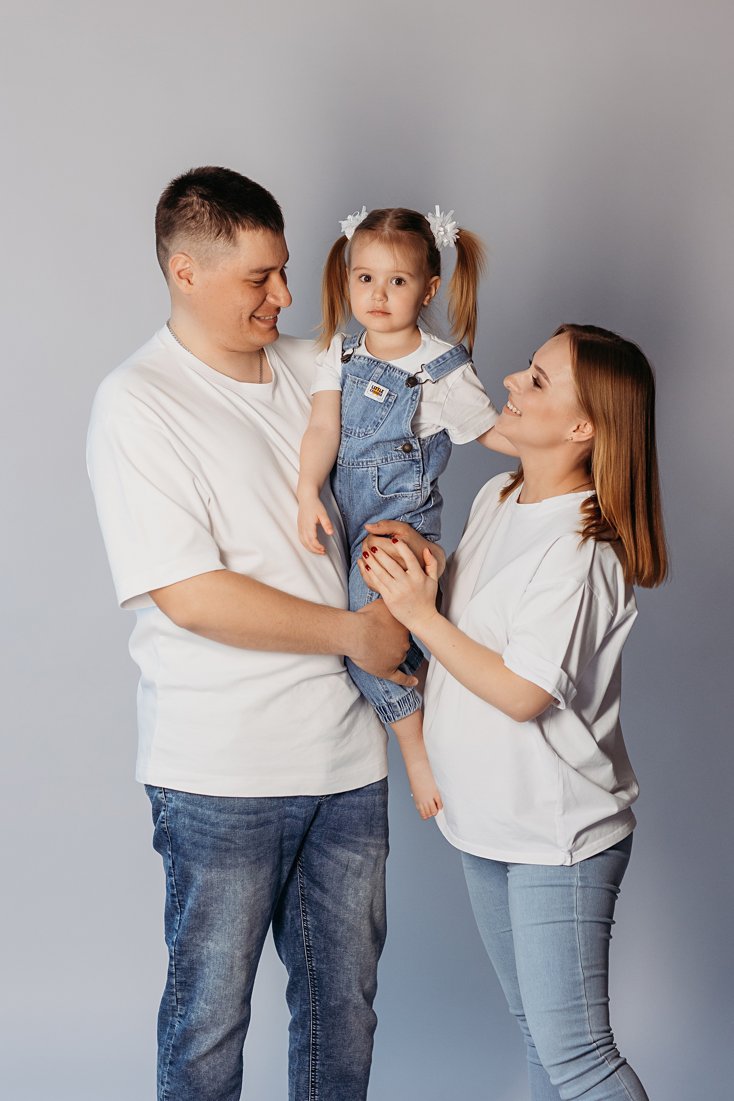 На фотофонах. Семейный фотограф Тюмень, фотограф на роды Салмина Мария