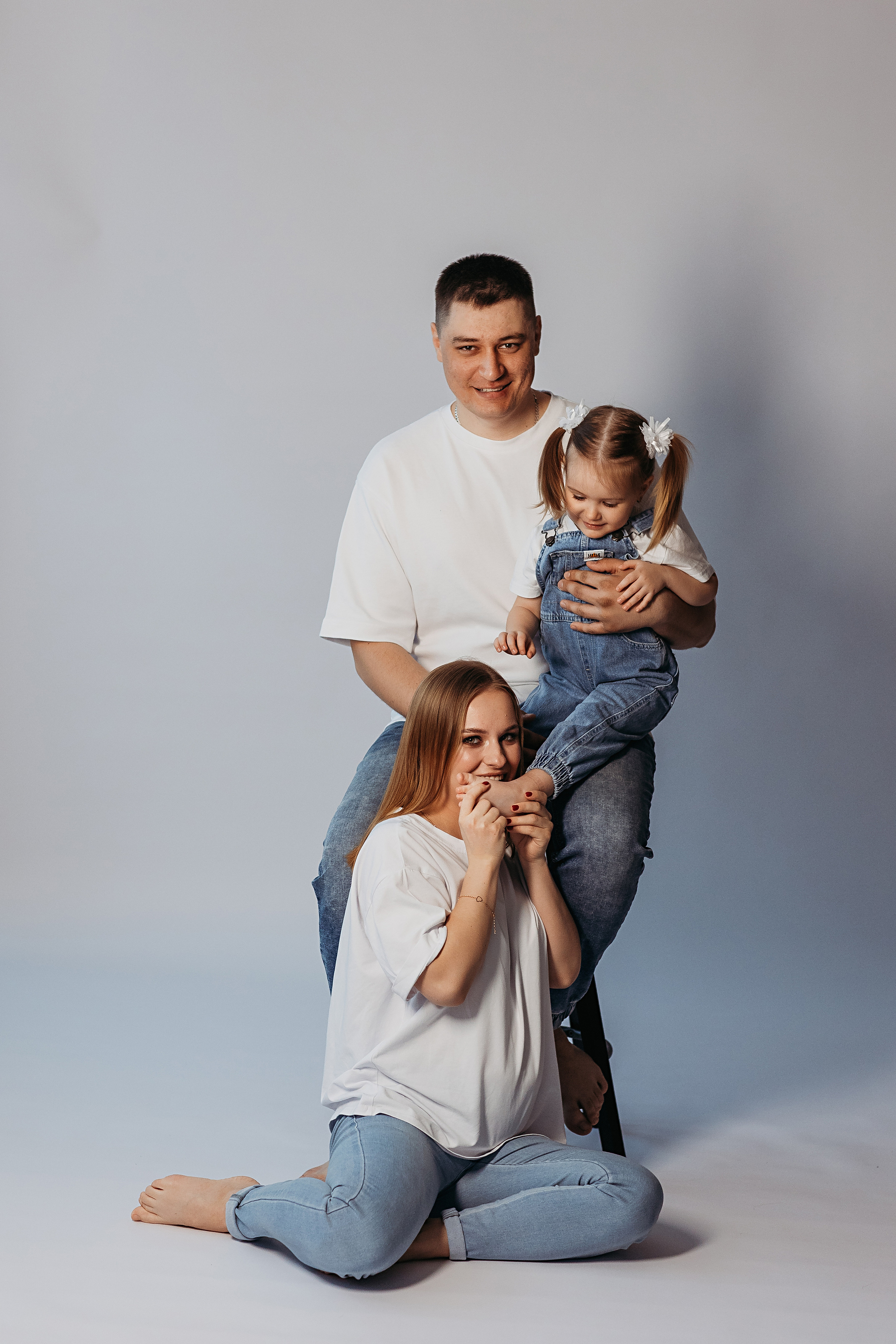 На фотофонах. Семейный фотограф Тюмень, фотограф на роды Салмина Мария