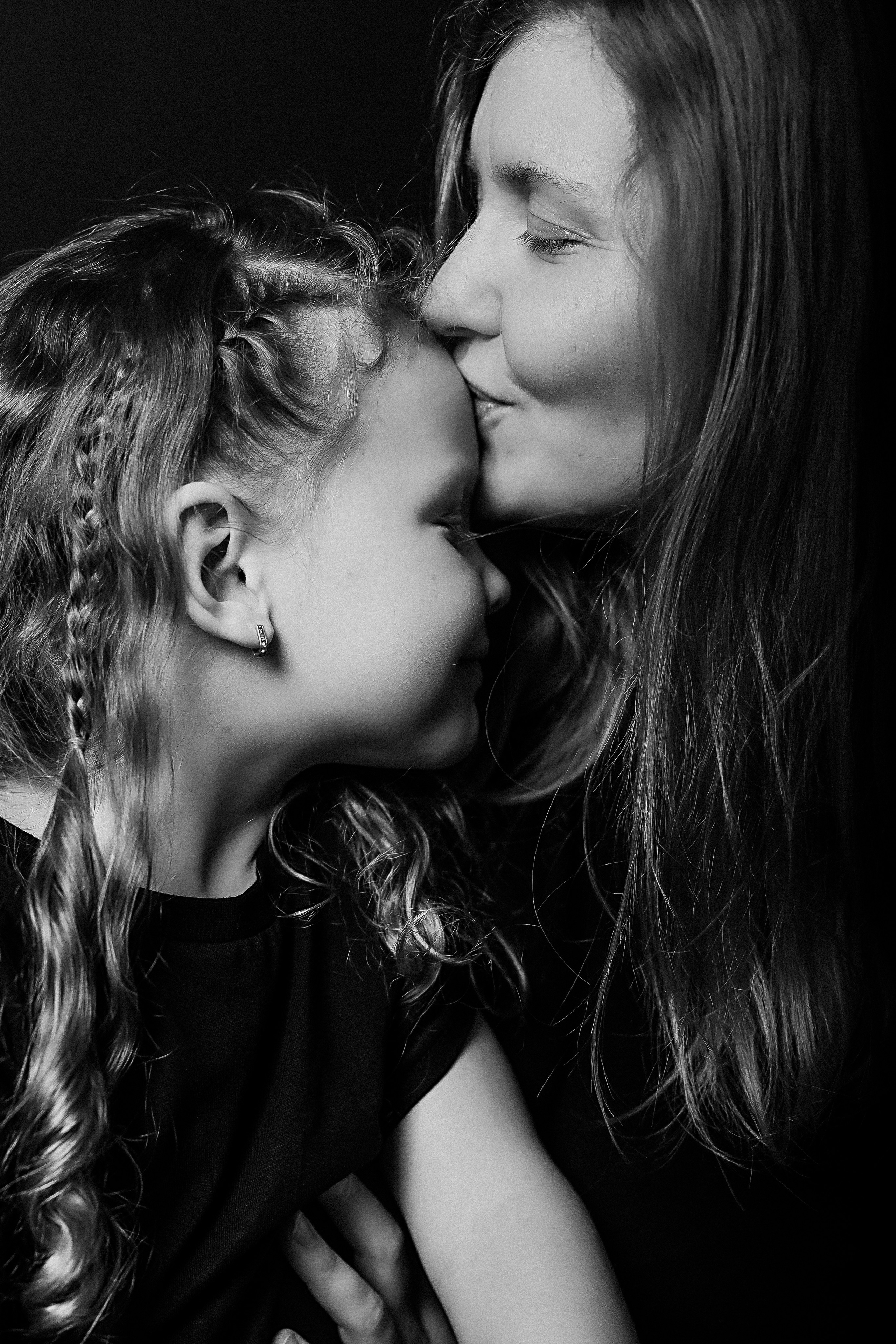 Черный фон фотопроект. Семейный фотограф Тюмень, фотограф на роды Салмина Мария