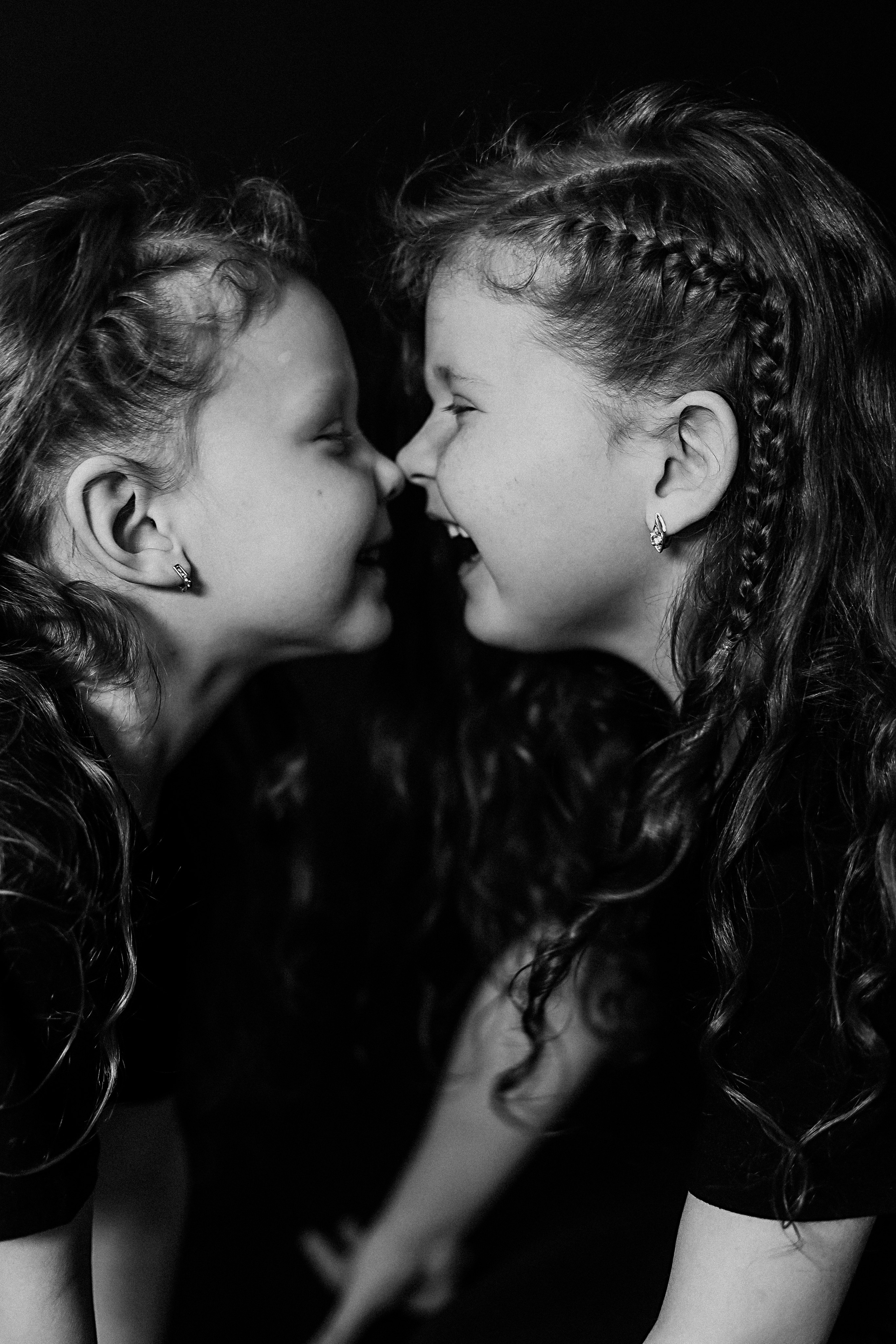 Черный фон фотопроект. Семейный фотограф Тюмень, фотограф на роды Салмина Мария