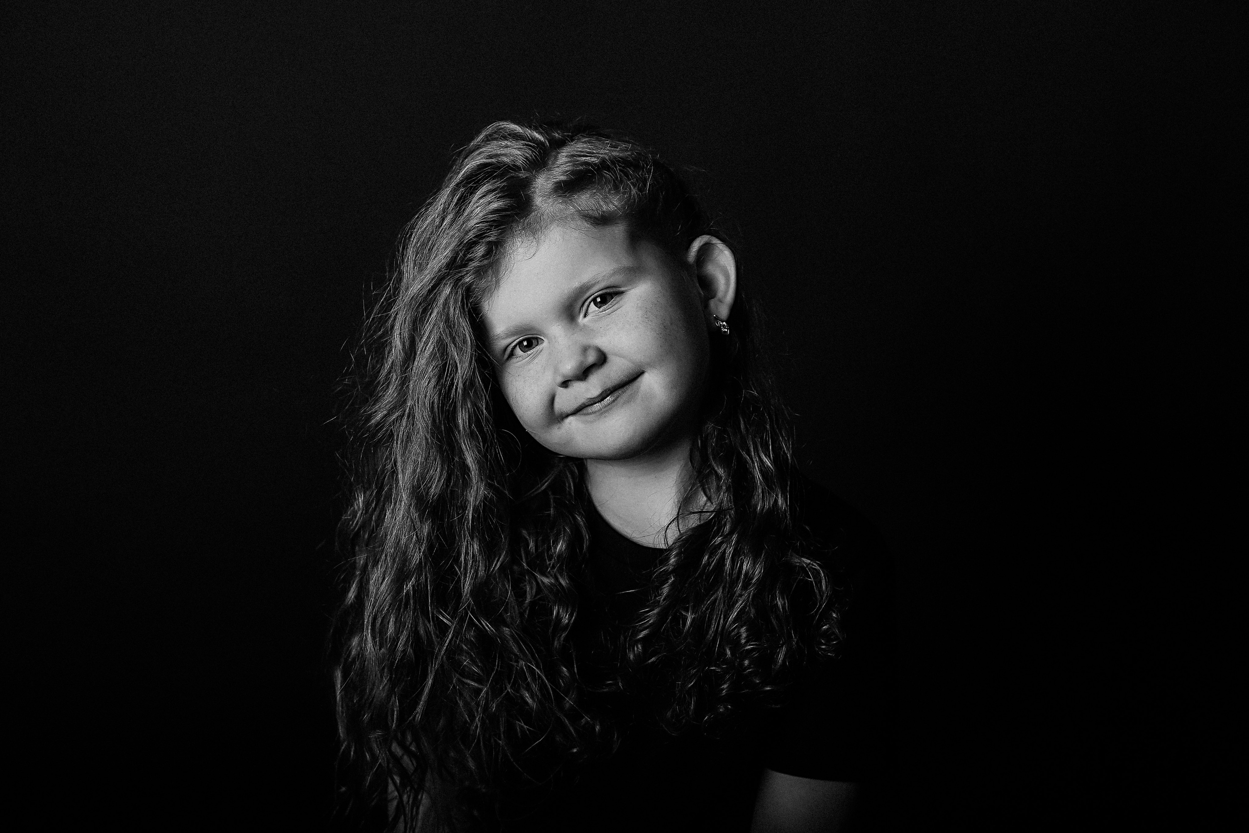 Черный фон фотопроект. Семейный фотограф Тюмень, фотограф на роды Салмина Мария