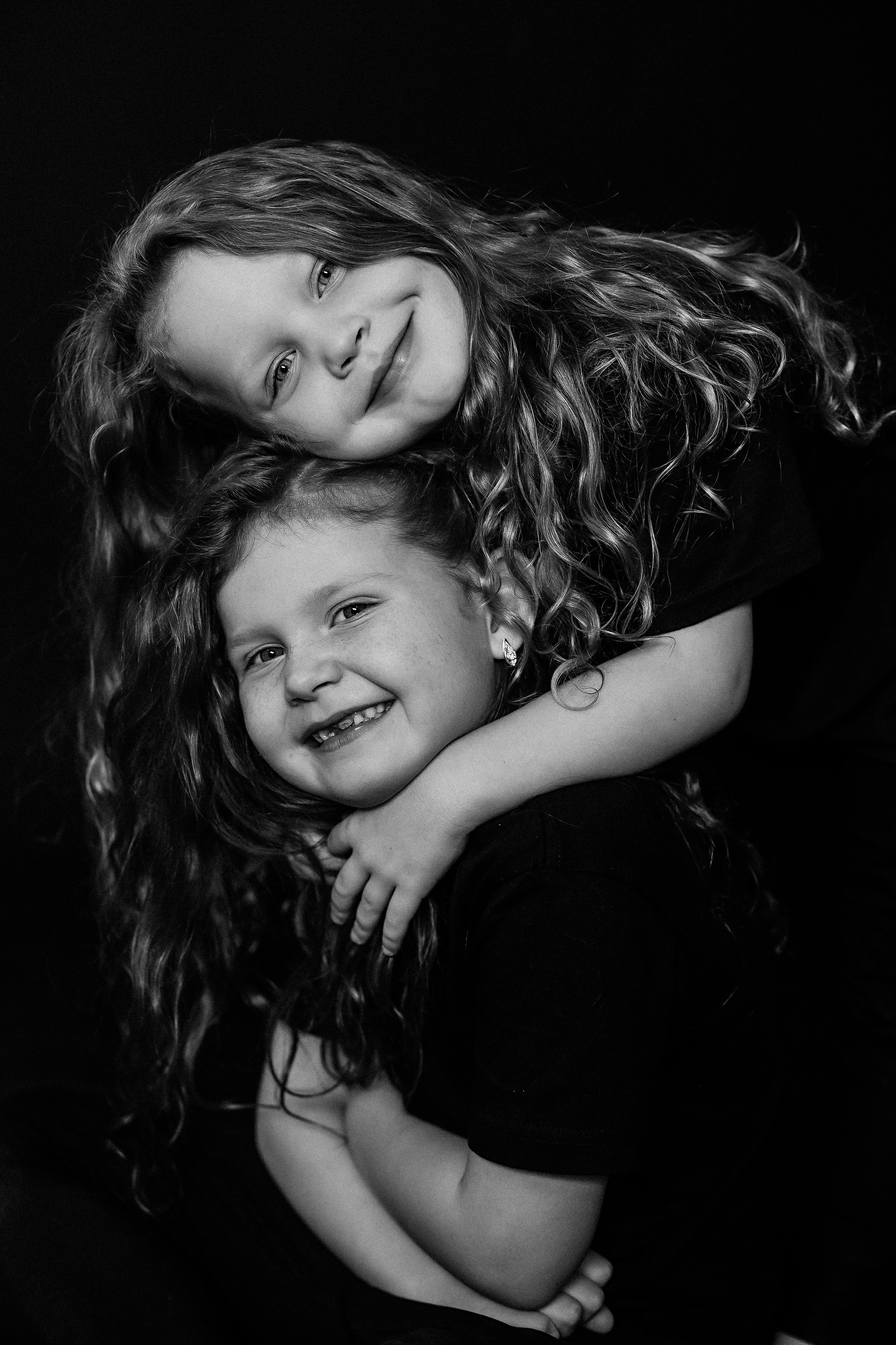 Черный фон фотопроект. Семейный фотограф Тюмень, фотограф на роды Салмина Мария