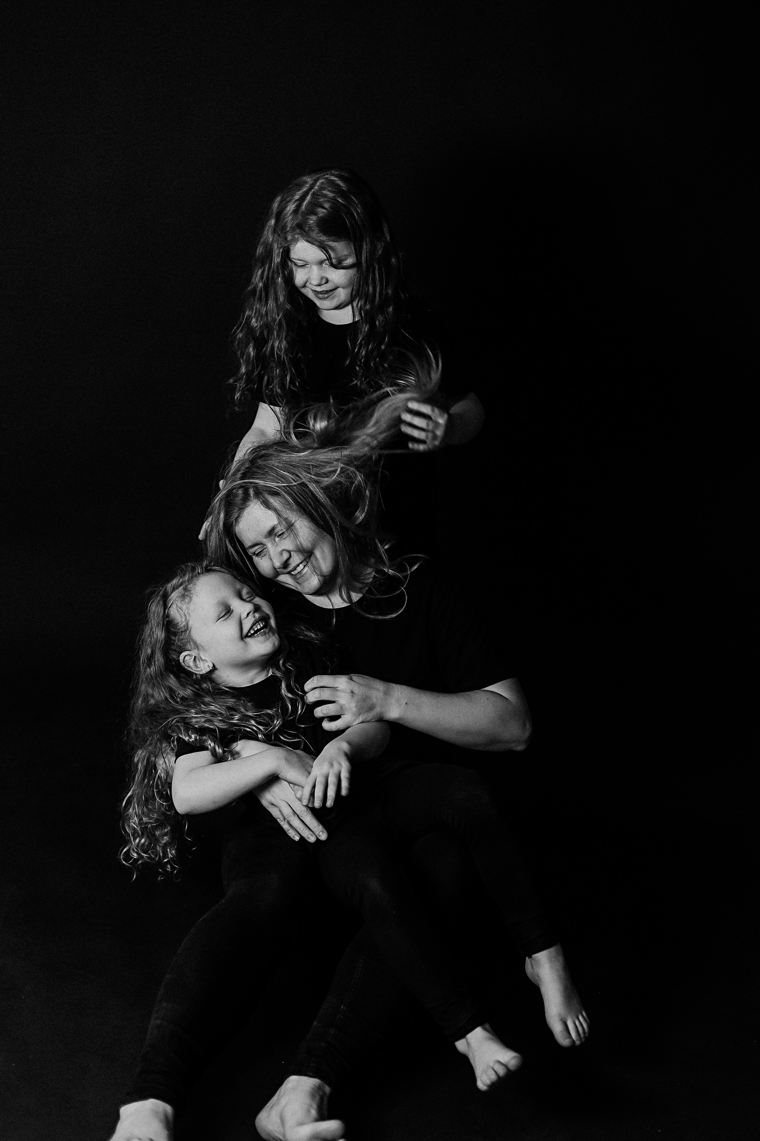 Черный фон фотопроект. Семейный фотограф Тюмень, фотограф на роды Салмина Мария