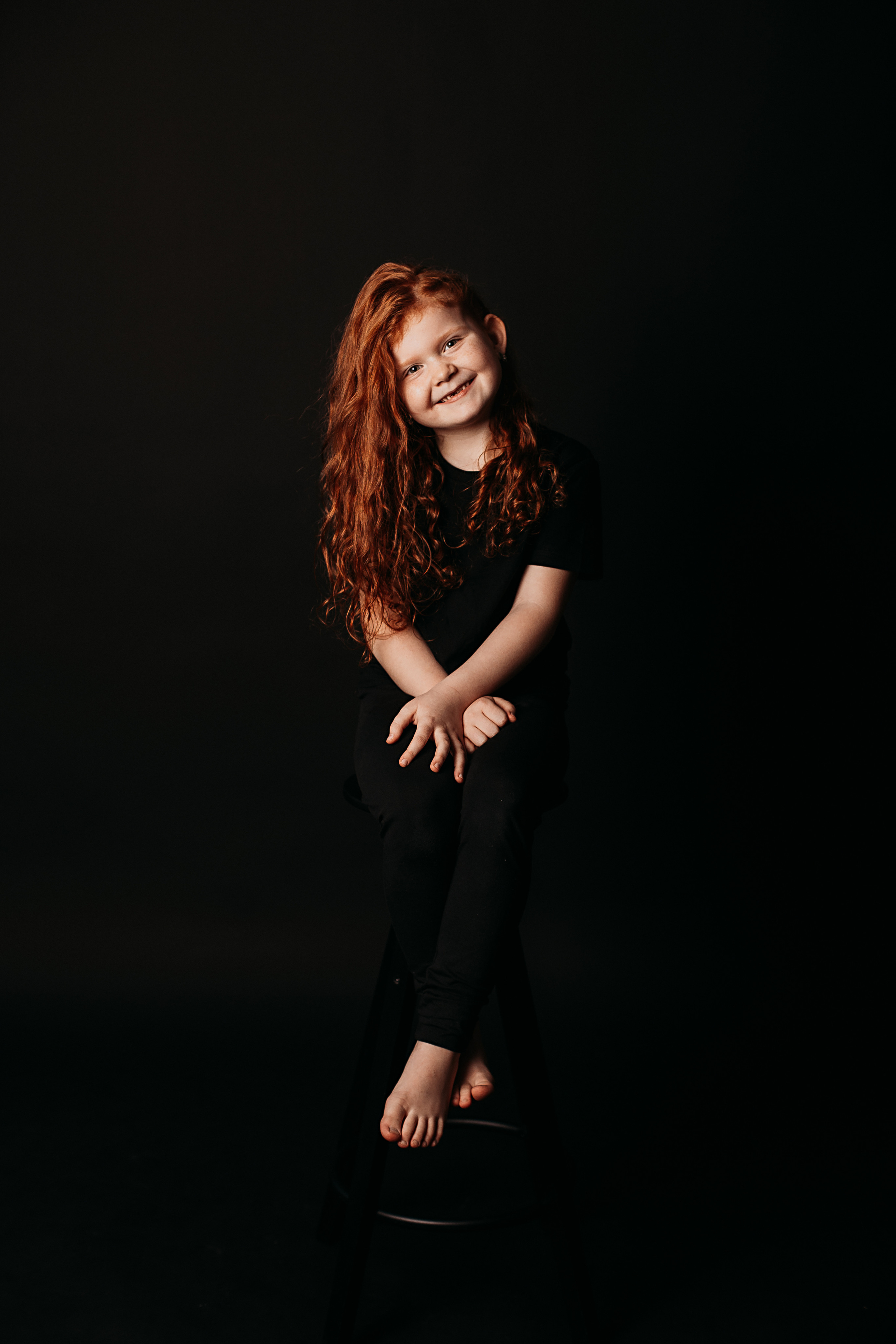 Черный фон фотопроект. Семейный фотограф Тюмень, фотограф на роды Салмина Мария