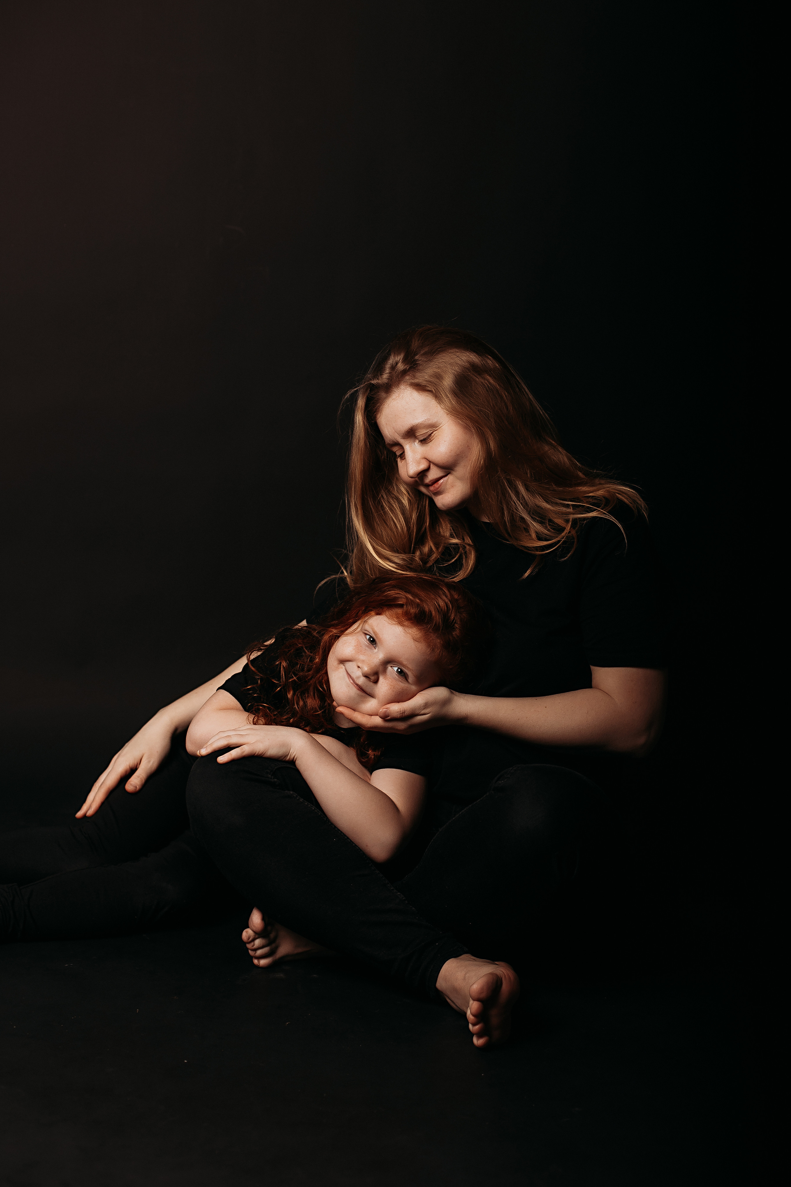 Черный фон фотопроект. Семейный фотограф Тюмень, фотограф на роды Салмина Мария