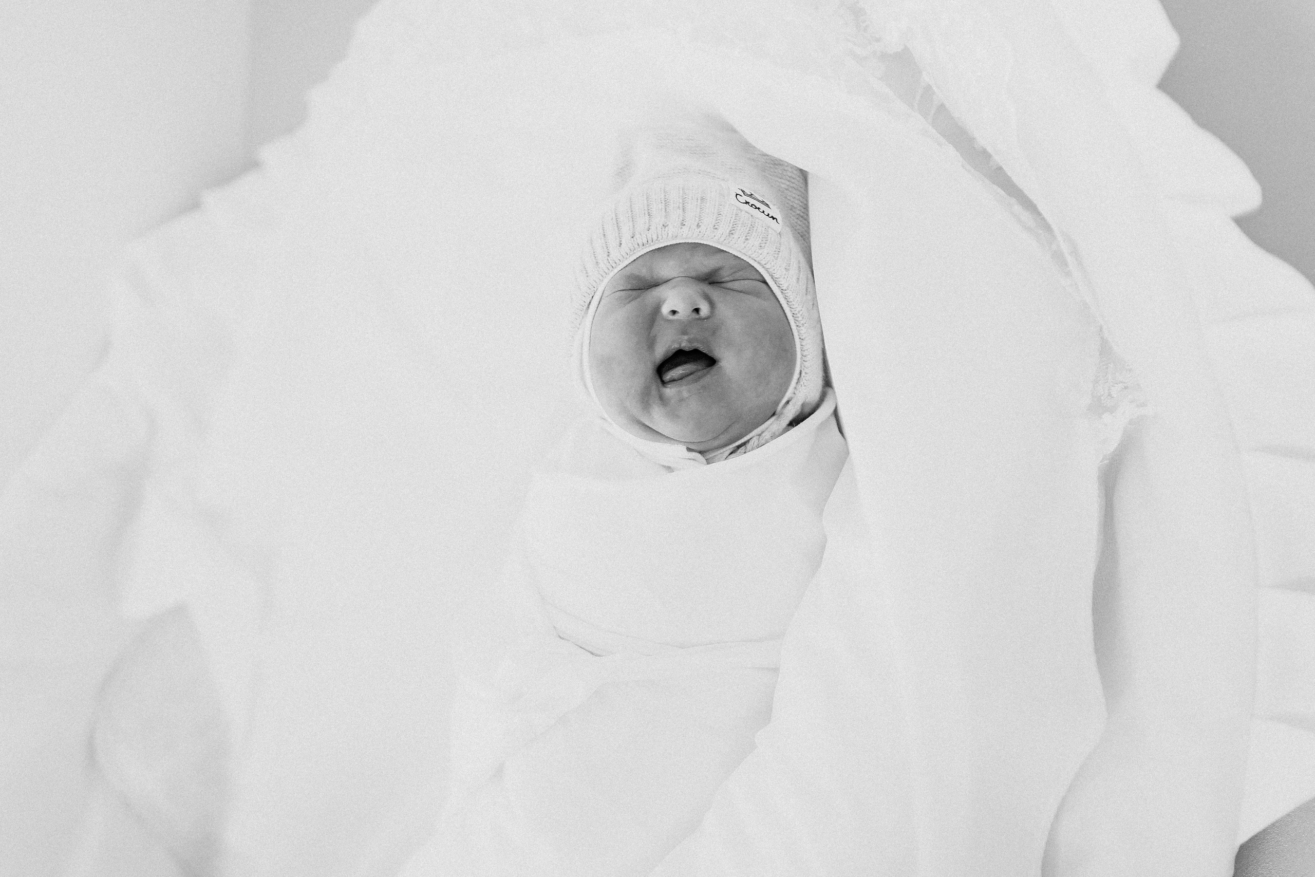 Выписка с палатой. Семейный фотограф Тюмень, фотограф на роды Салмина Мария