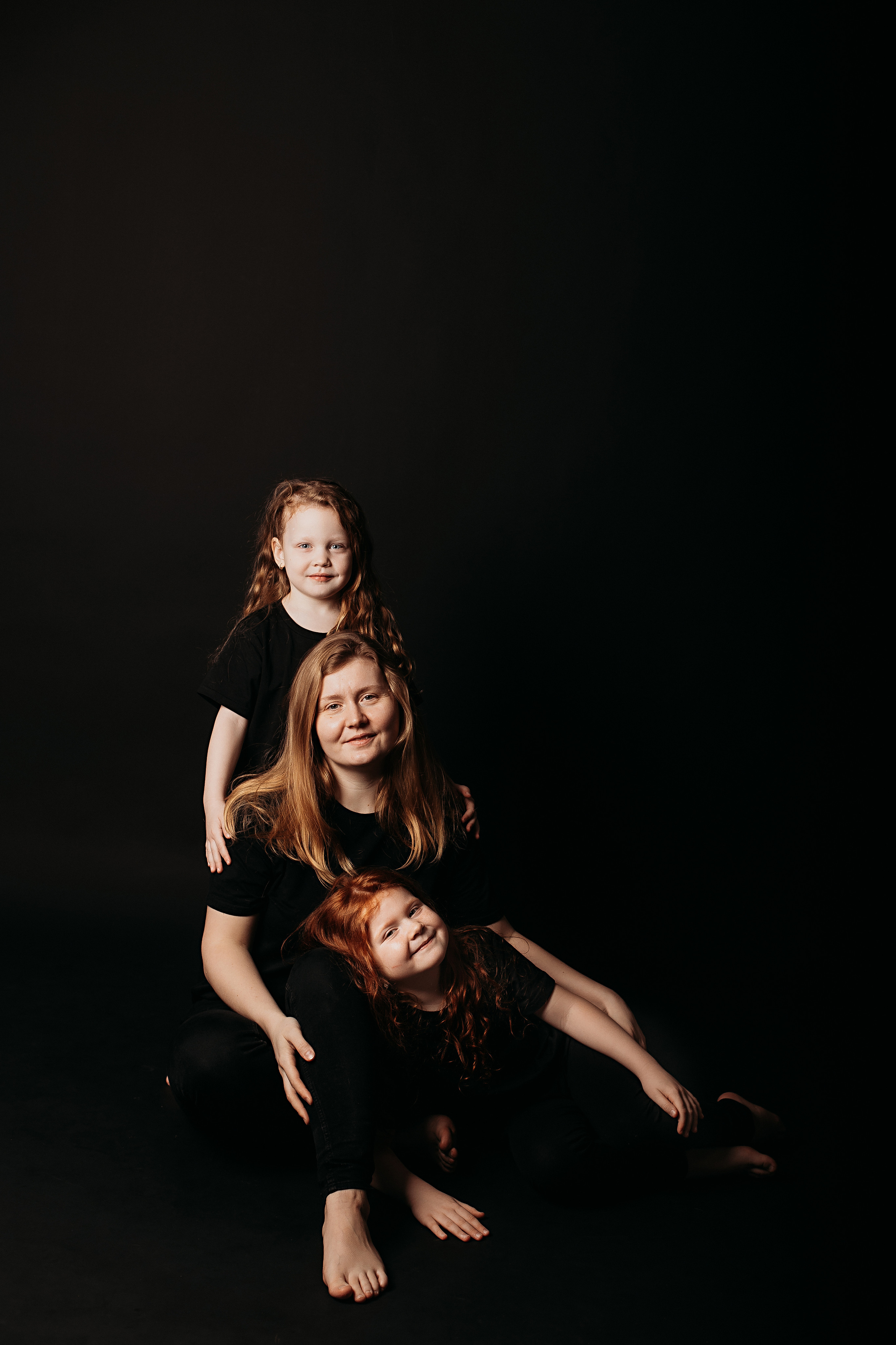 Черный фон фотопроект. Семейный фотограф Тюмень, фотограф на роды Салмина Мария