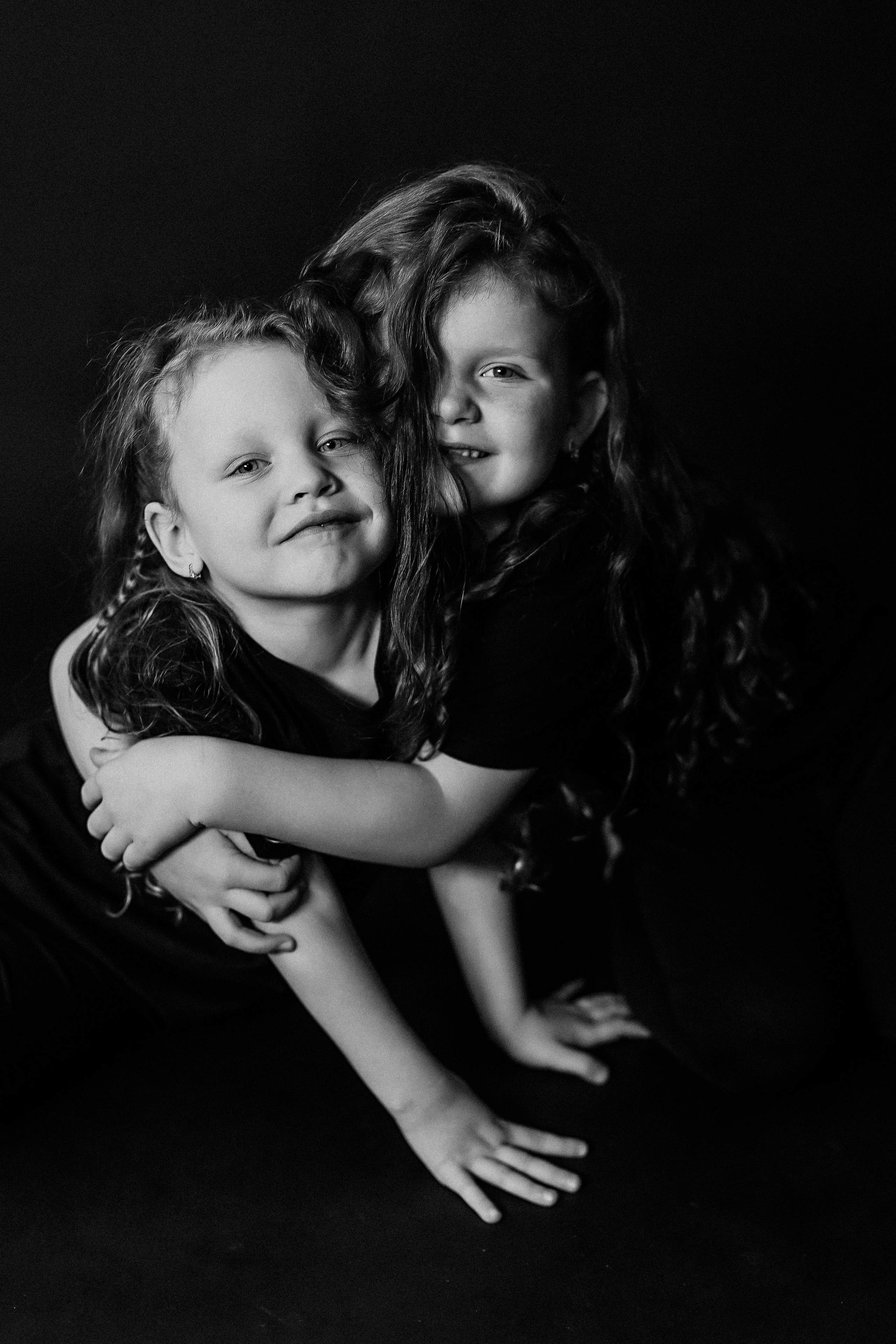 Черный фон фотопроект. Семейный фотограф Тюмень, фотограф на роды Салмина Мария