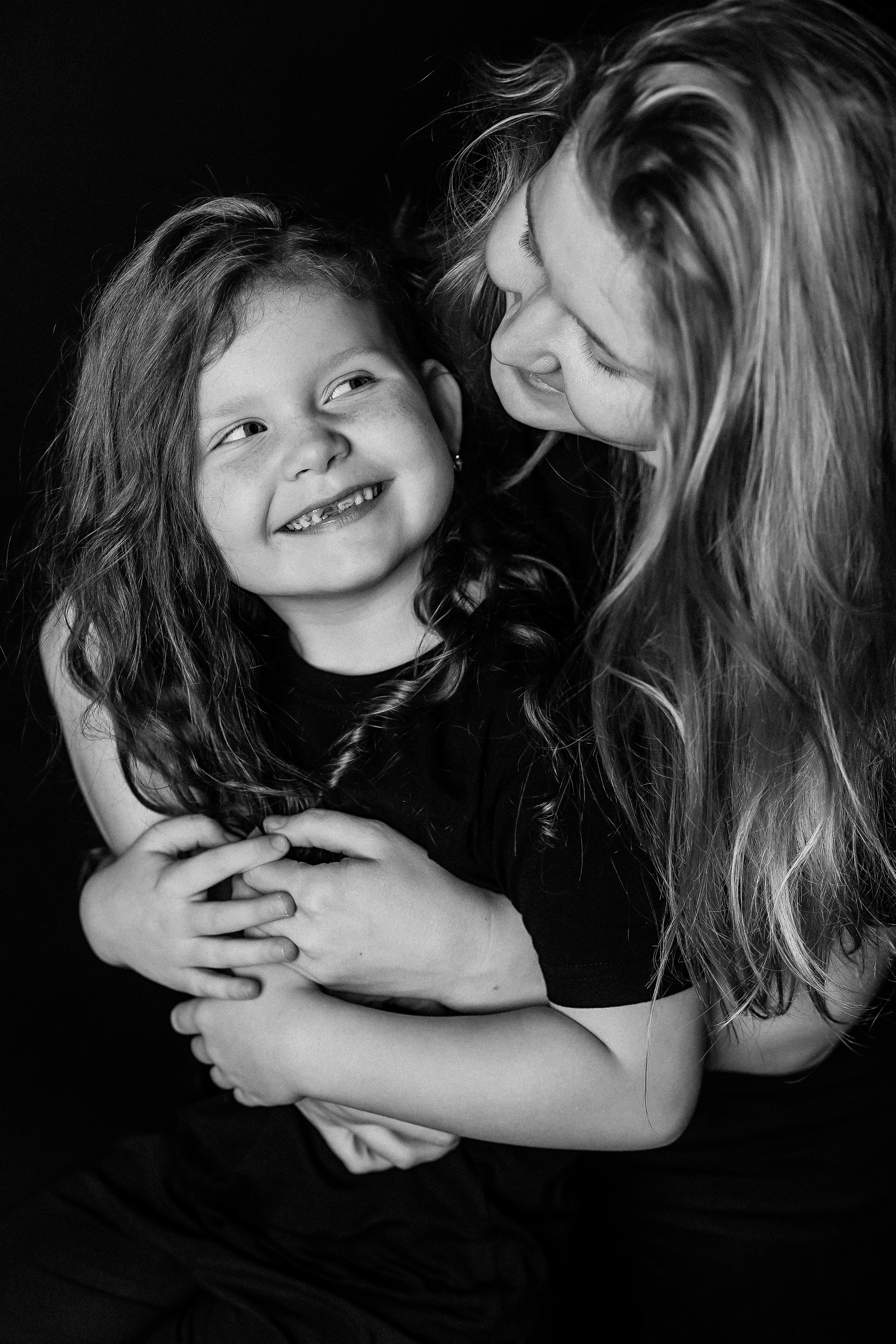 Черный фон фотопроект. Семейный фотограф Тюмень, фотограф на роды Салмина Мария