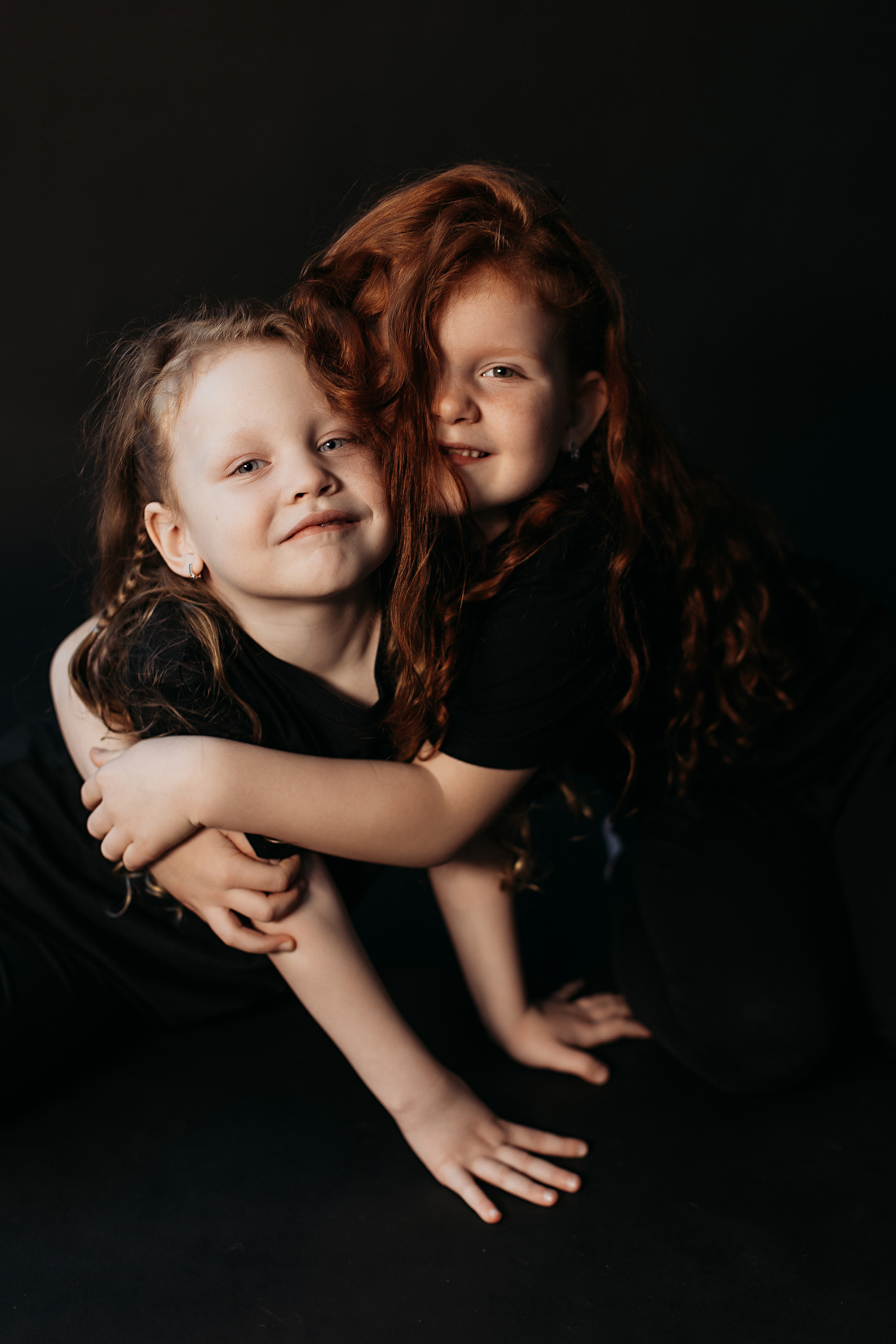 Черный фон фотопроект. Семейный фотограф Тюмень, фотограф на роды Салмина Мария