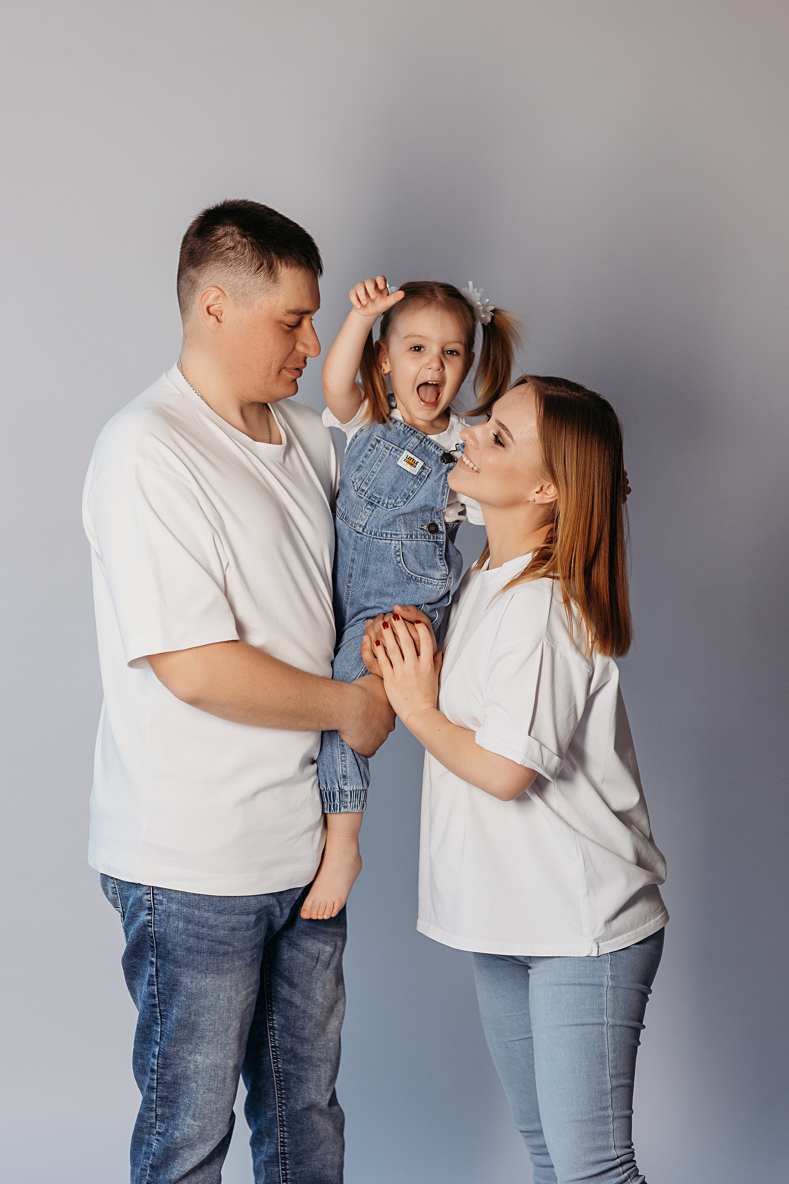 На фотофонах. Семейный фотограф Тюмень, фотограф на роды Салмина Мария