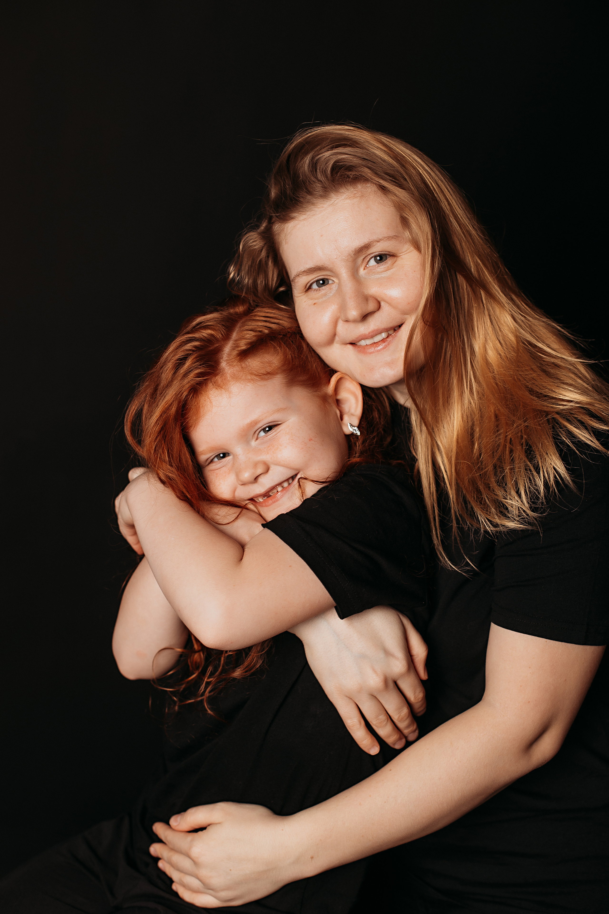 Черный фон фотопроект. Семейный фотограф Тюмень, фотограф на роды Салмина Мария