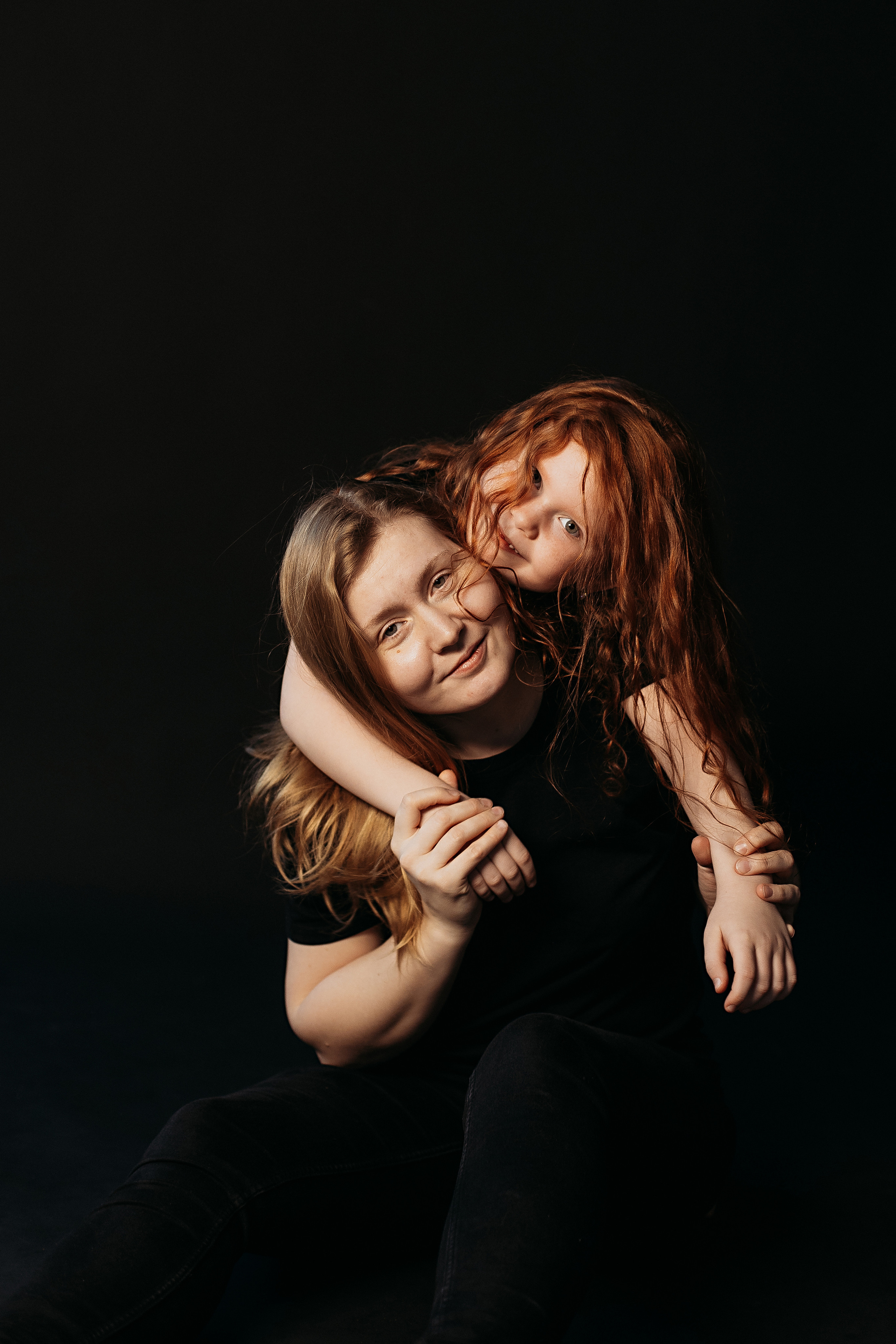 Черный фон фотопроект. Семейный фотограф Тюмень, фотограф на роды Салмина Мария