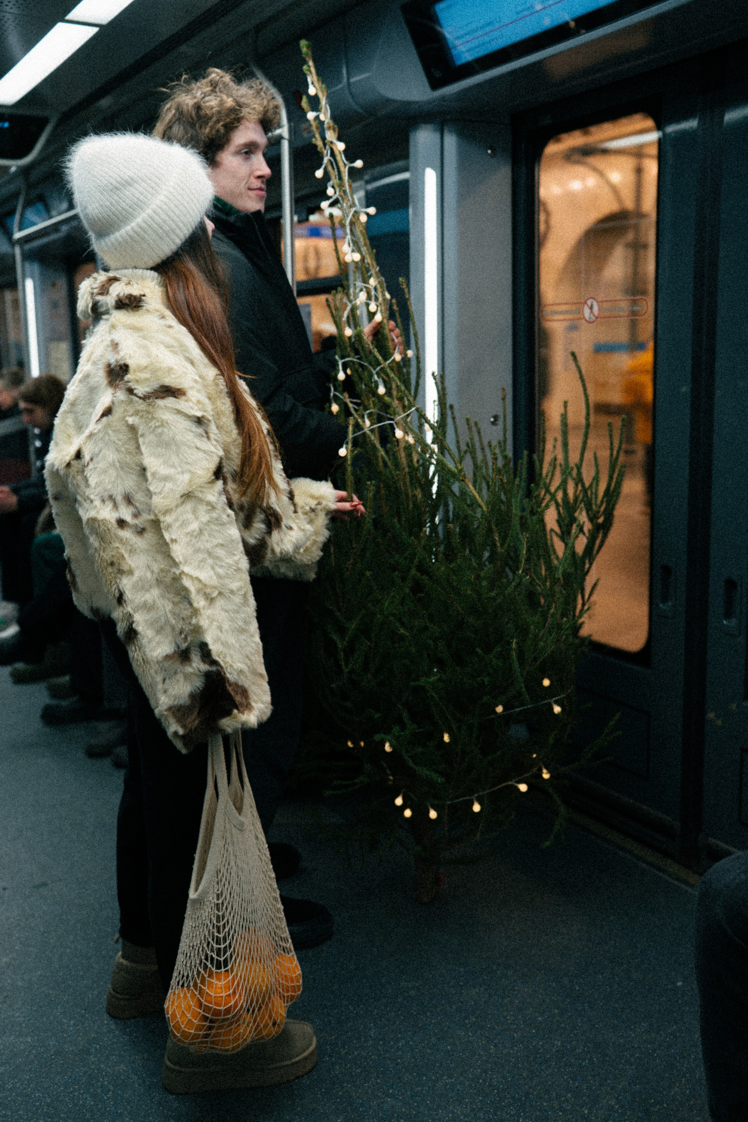 НОВОГОДНЯЯ ПРОГУЛКА ПАРЫ ПО ЧЕРНЫШЕВСКОЙ ПЕРЕД НОВЫМ ГОДОМ. Профессиональный фотограф, Санкт-Петербург — Виктория Богомолова