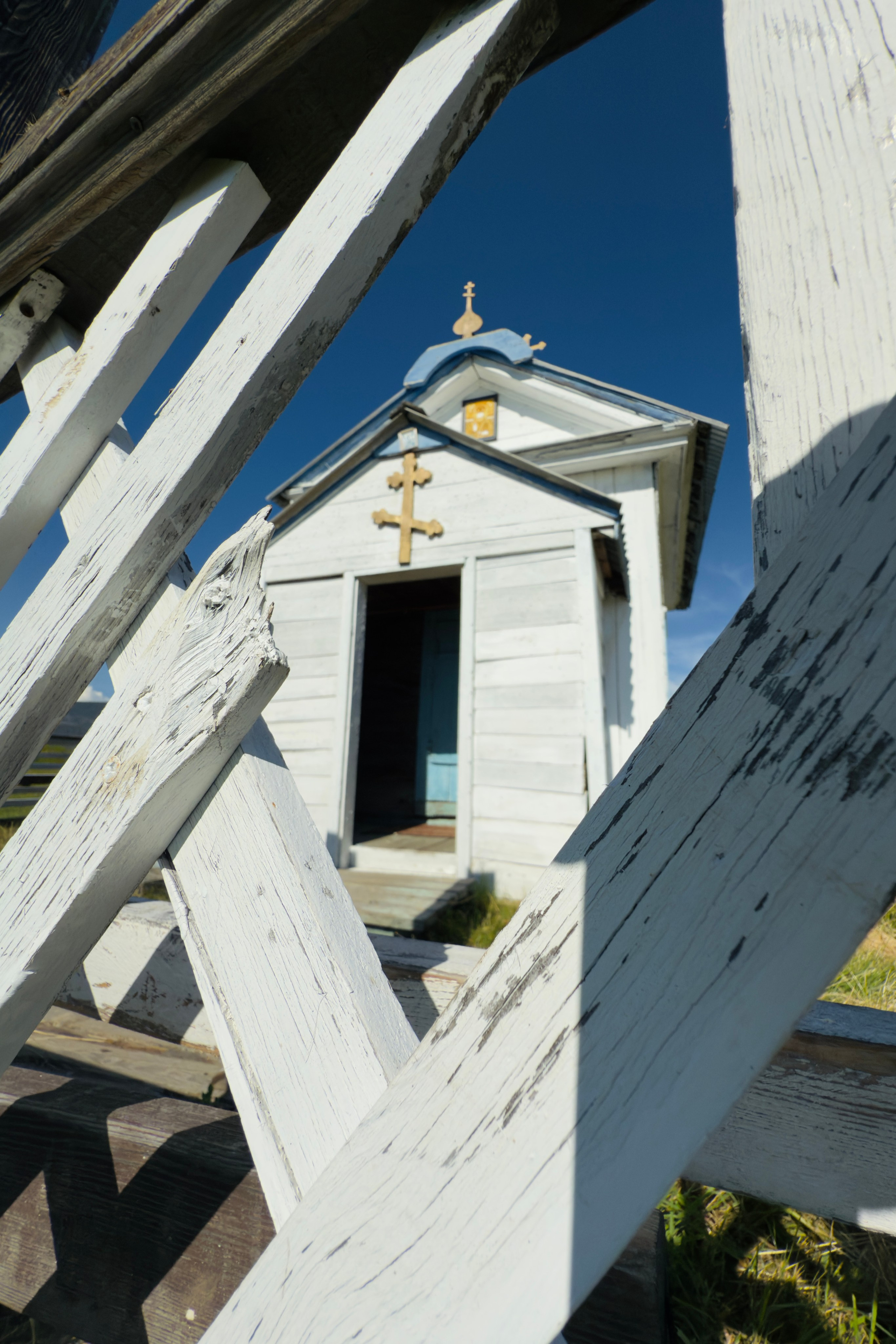 На берегу Байкала кто-то построил (видимо своими руками и с большой душой) небольшую часовню. Совсем маленькую, как будто домашнюю…. High-quality interior photos for your home, office, hotel