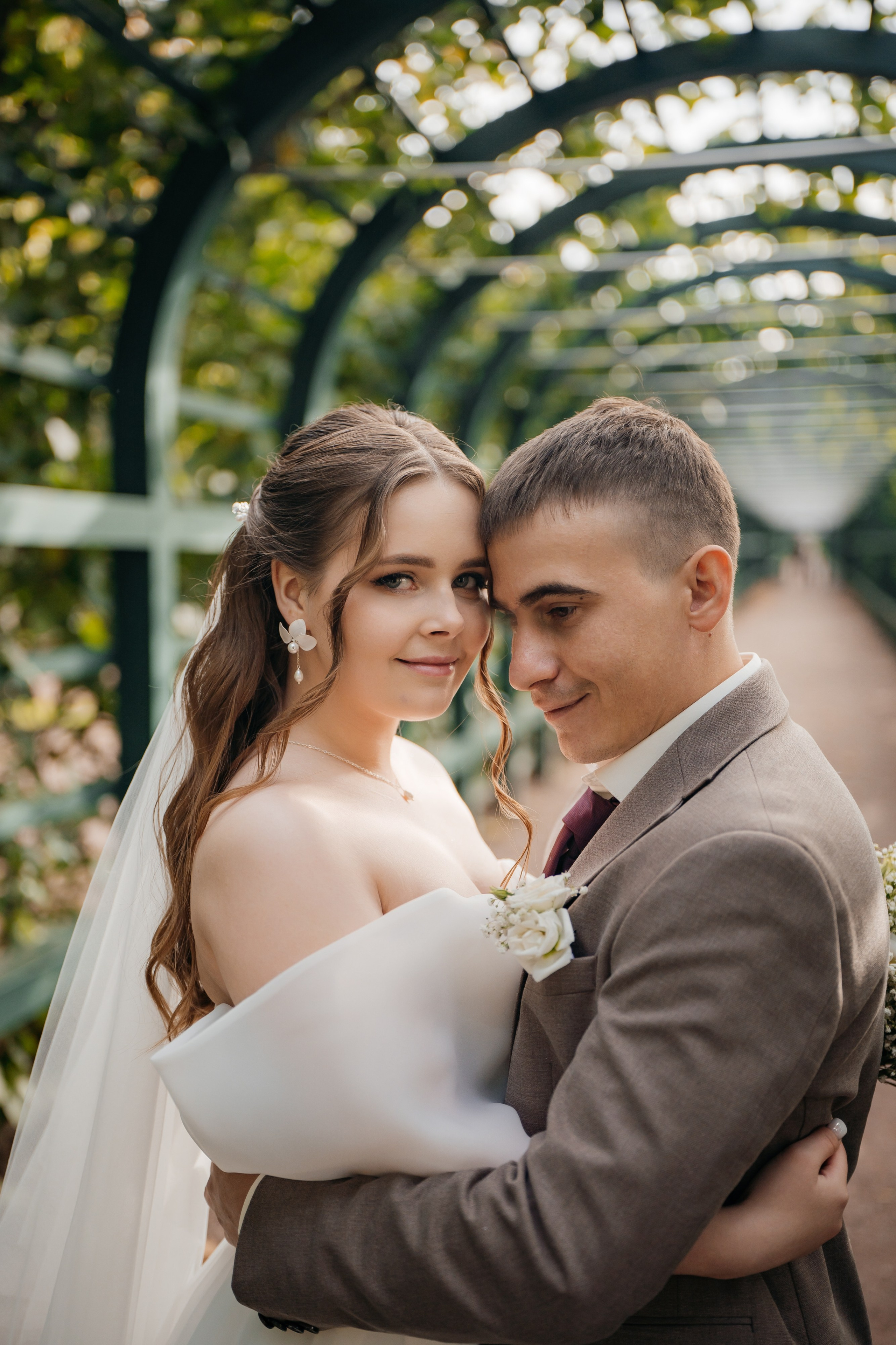 Свадебная фотосессия в ЗАГСе Петергофа. Свадебный фотограф Александр Невский в Санкт-Петербурге