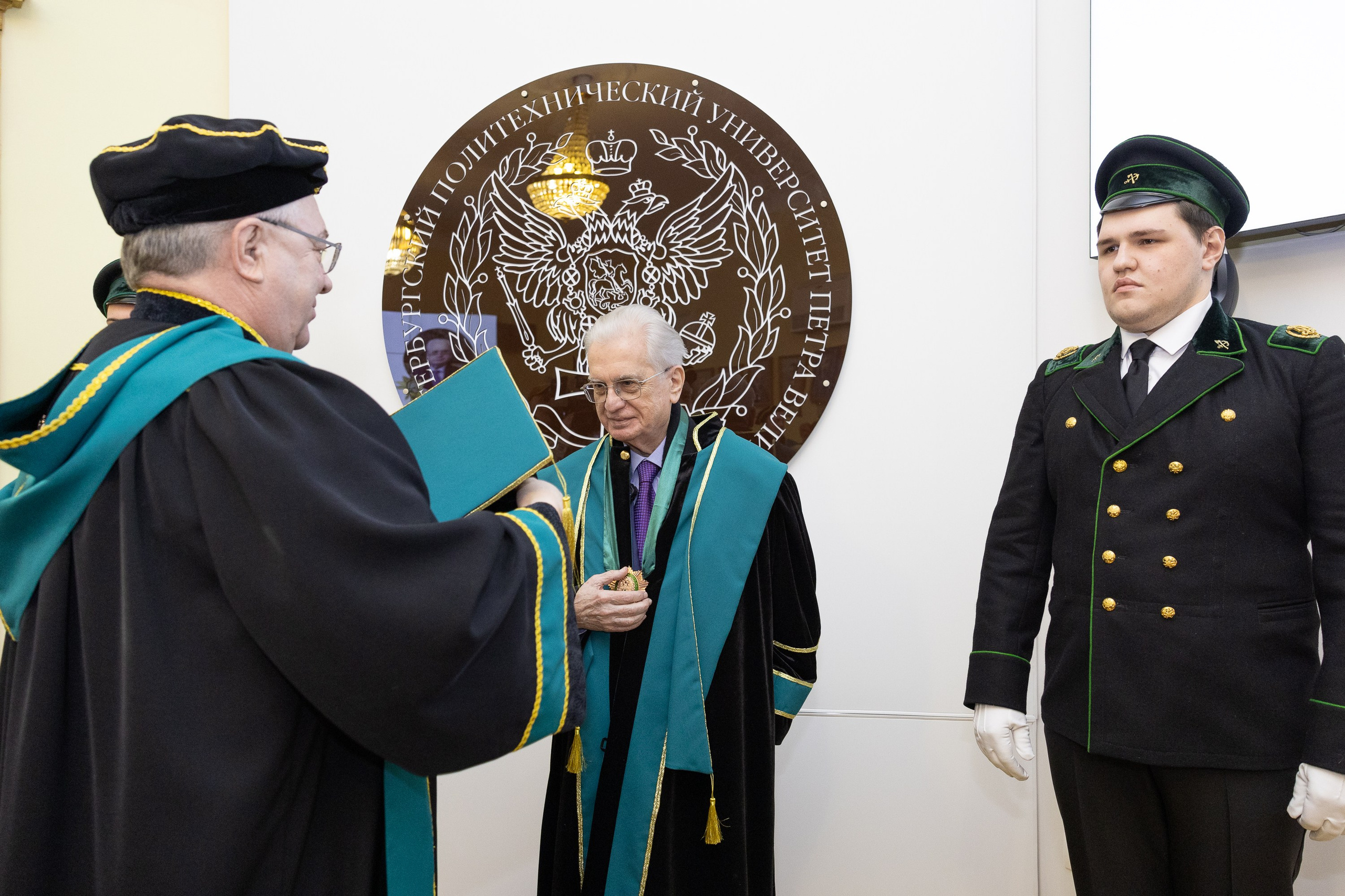 Вручения Мантия Почётного доктора директору Эрмитажа Михаилу Пиотровскому. Cup of Bib