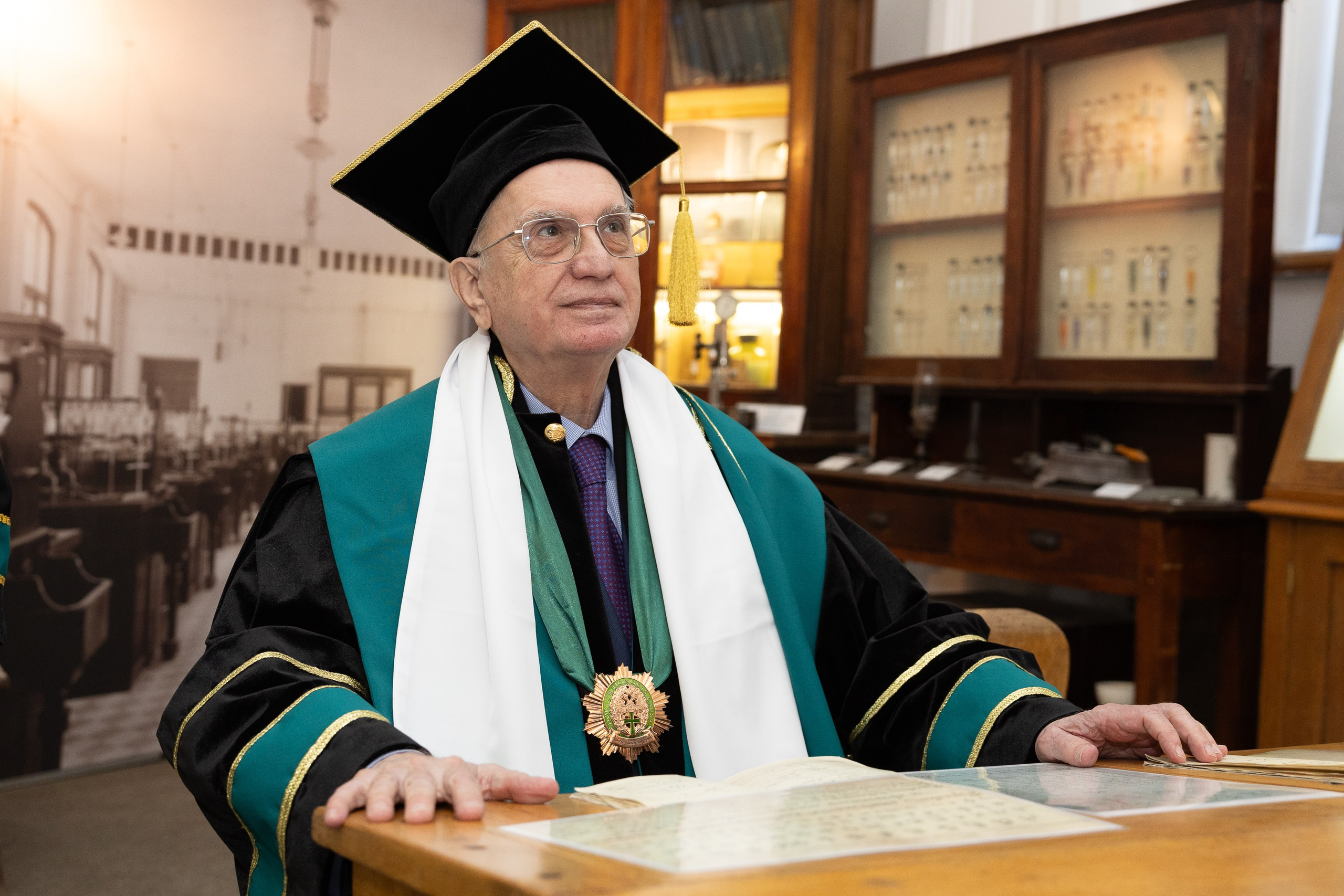 Вручения Мантия Почётного доктора директору Эрмитажа Михаилу Пиотровскому. Cup of Bib