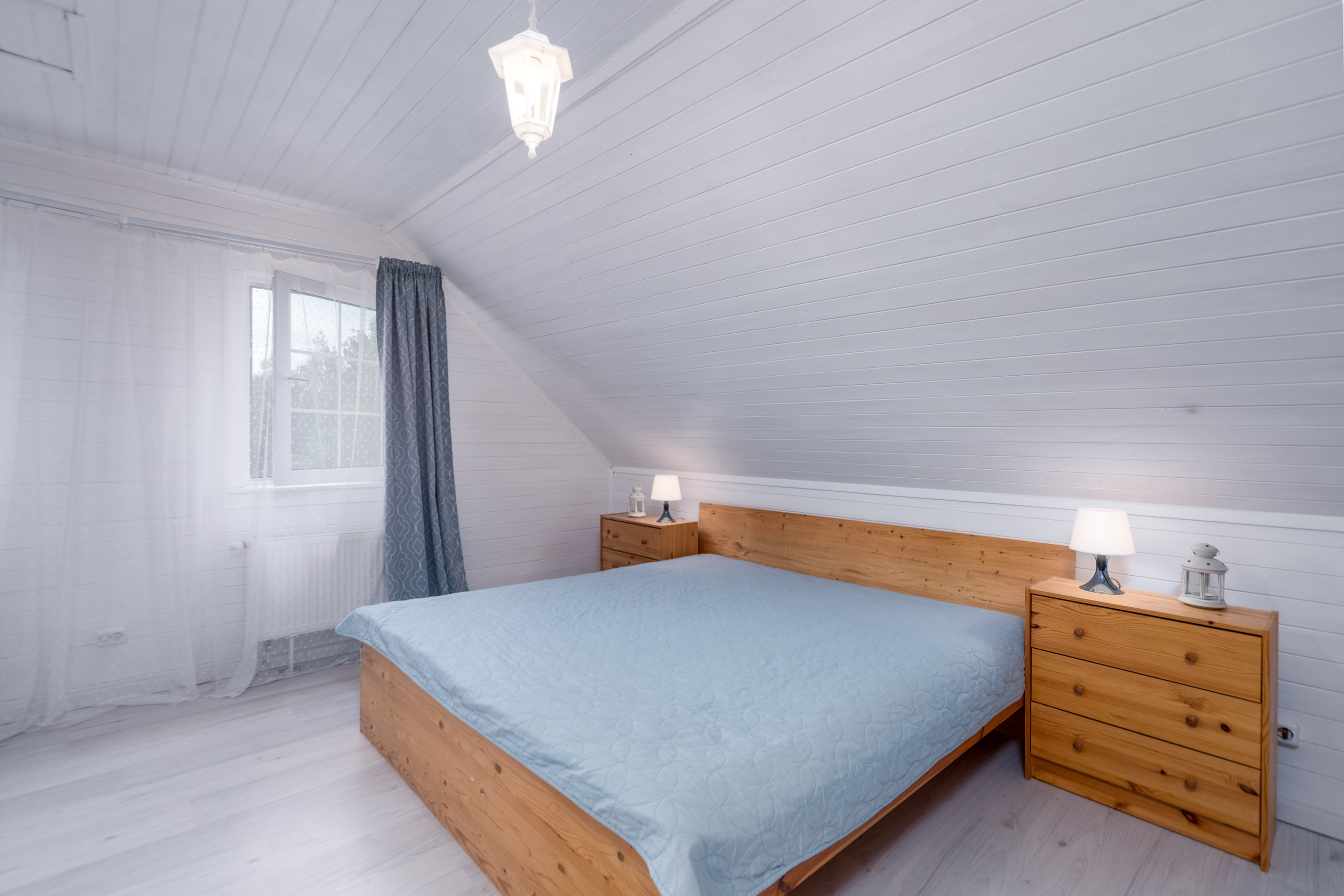 Фото интерьера мастер-спальни на втором этаже в коттедже под Минском