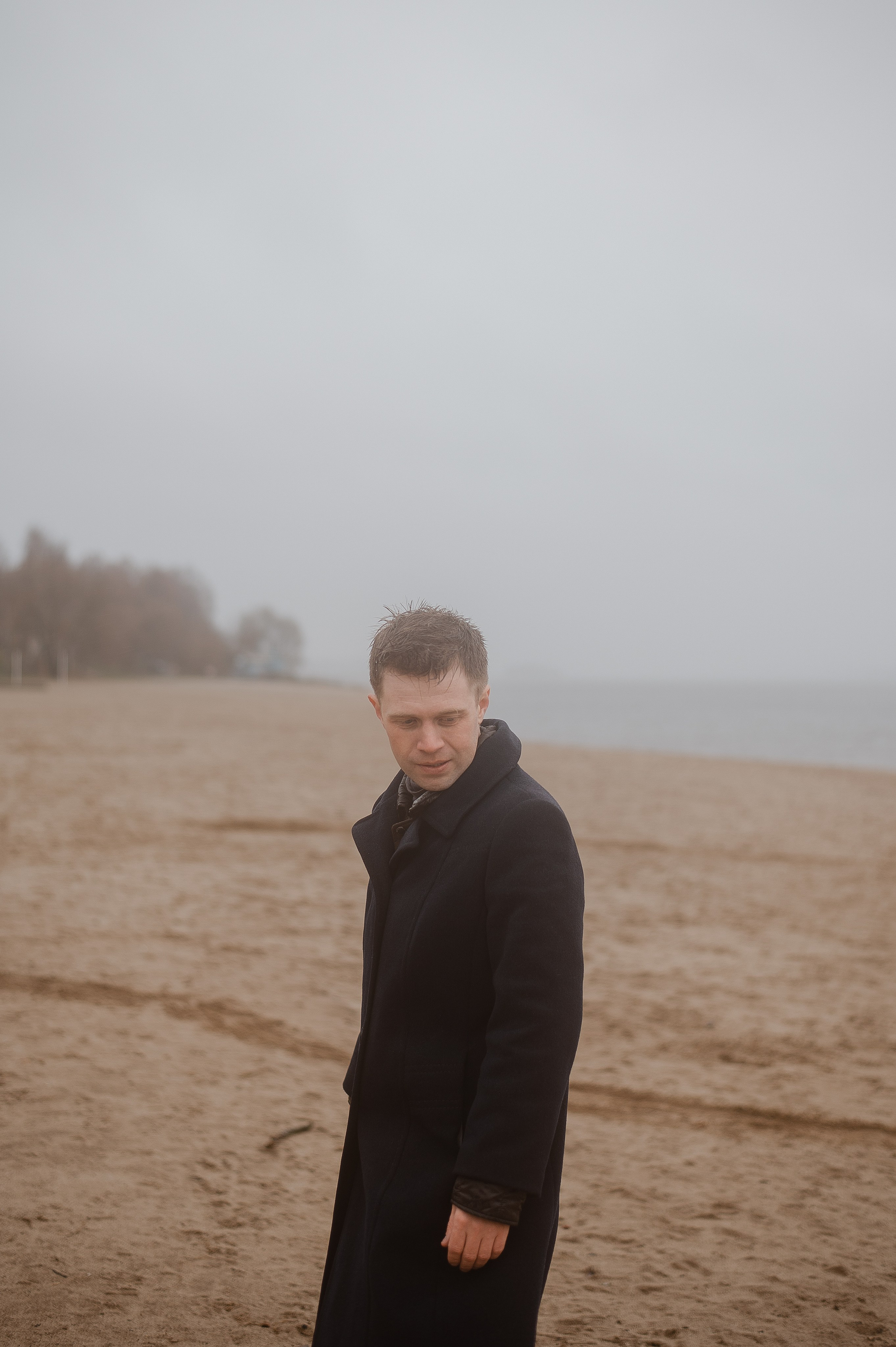Арсений, пасмурная вода в осени. Свадебный фотограф в Ярославле Денис Медоваров