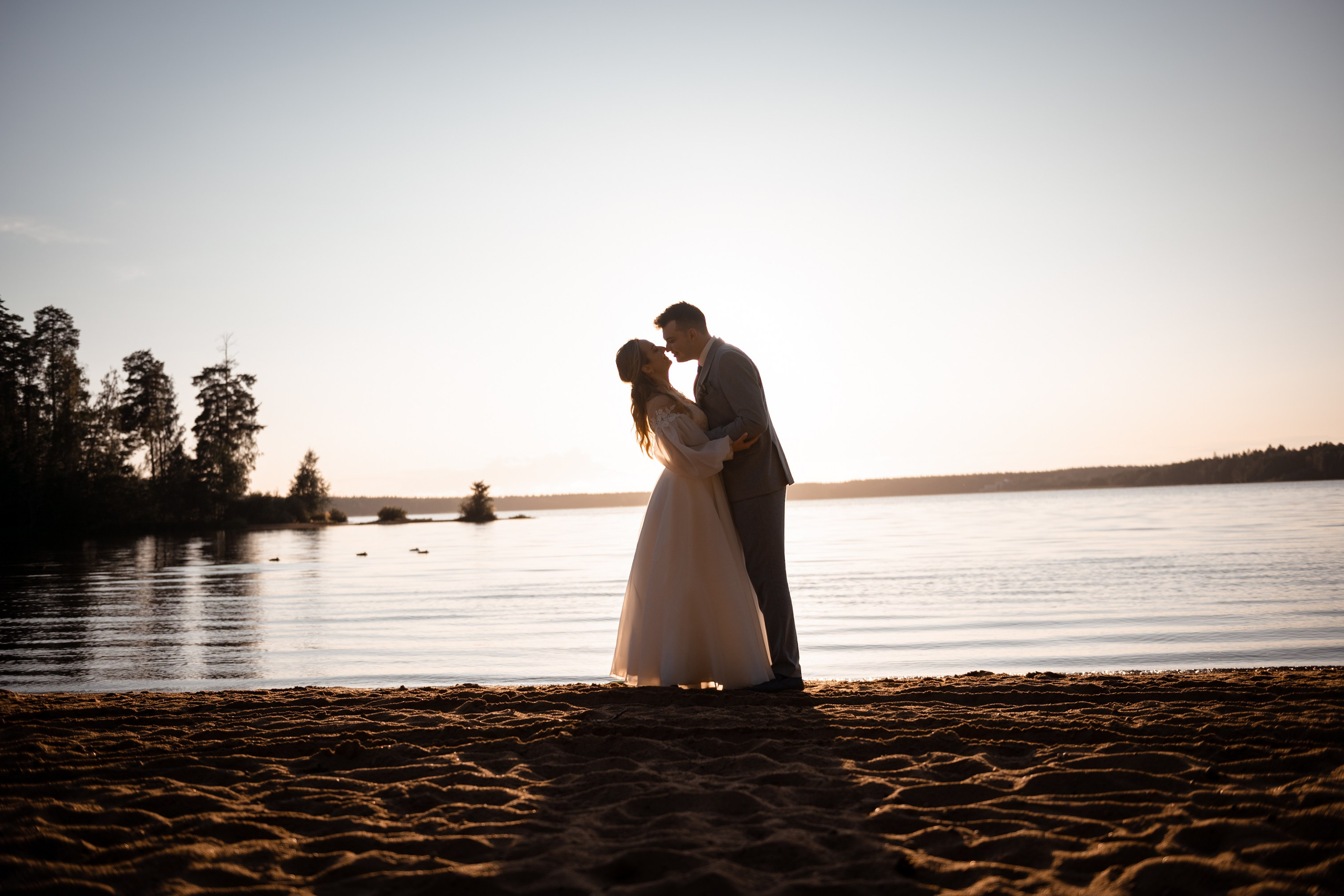 Весь день под дождем, вечером закат на озере. Свадебный и семейный фотограф София Невская